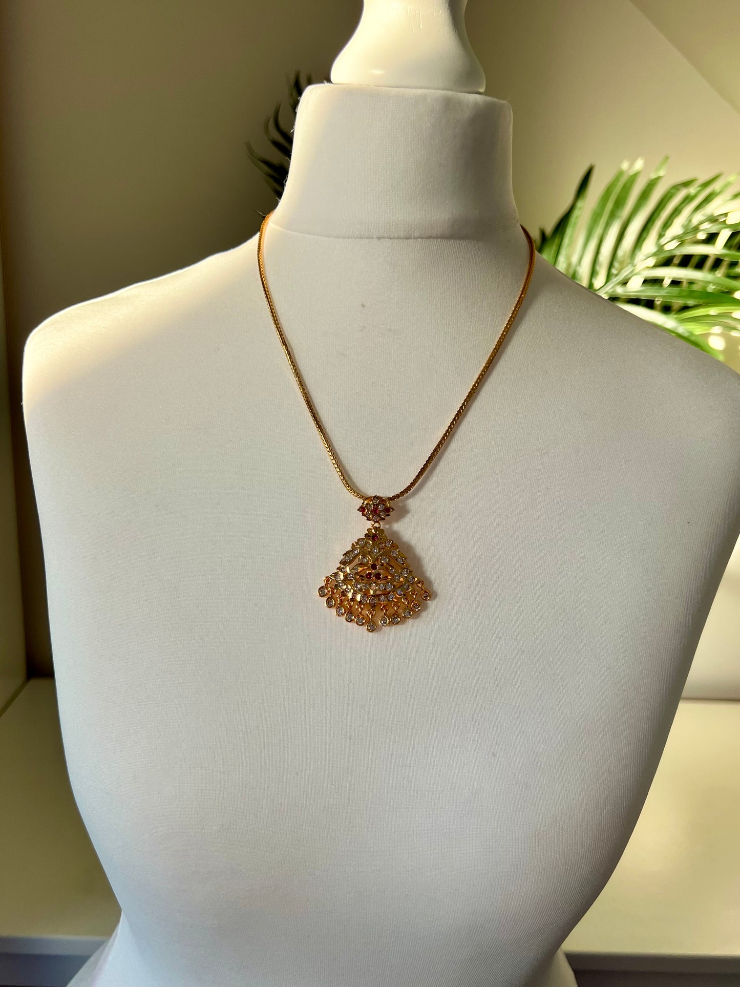 SHARMI -Short kodi impon necklace with ruby and white stones N3156