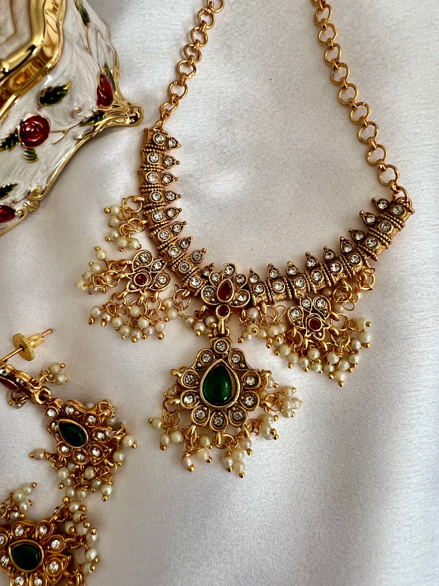 ARUVI - Guttapusalu small choker necklace in rubygreen stones with matching earrings N3081