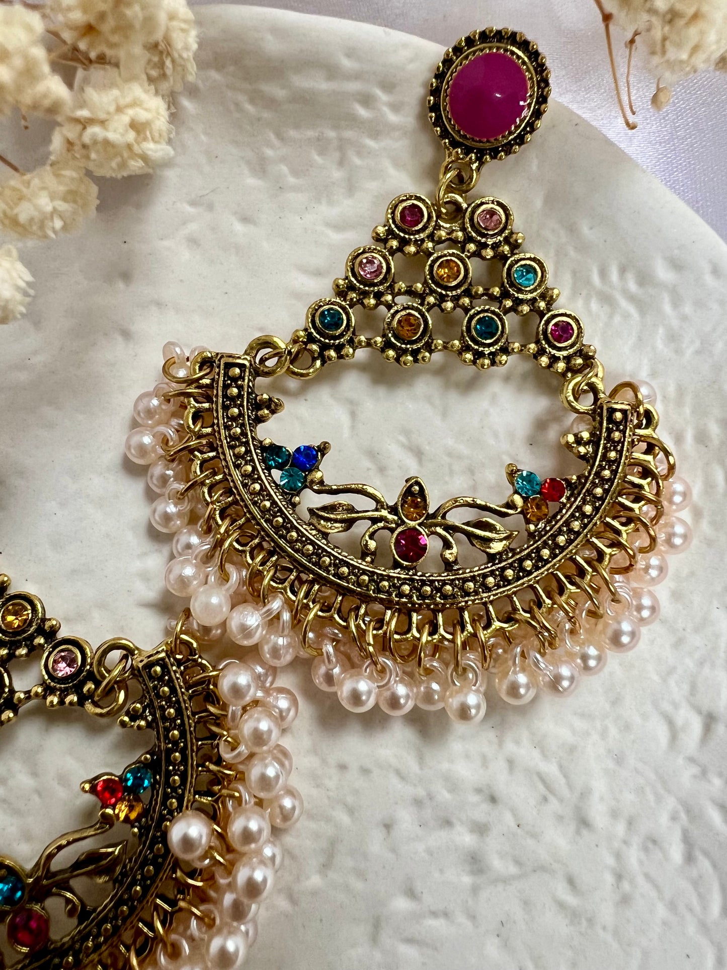 Multicoloured large flat earrings with pearls E3060