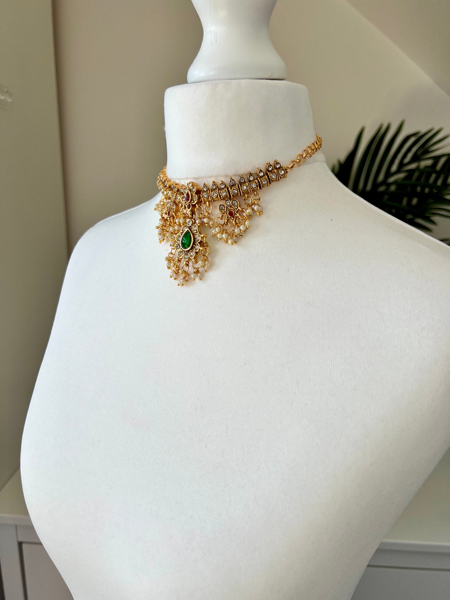 ARUVI - Guttapusalu small choker necklace in rubygreen stones with matching earrings N3081