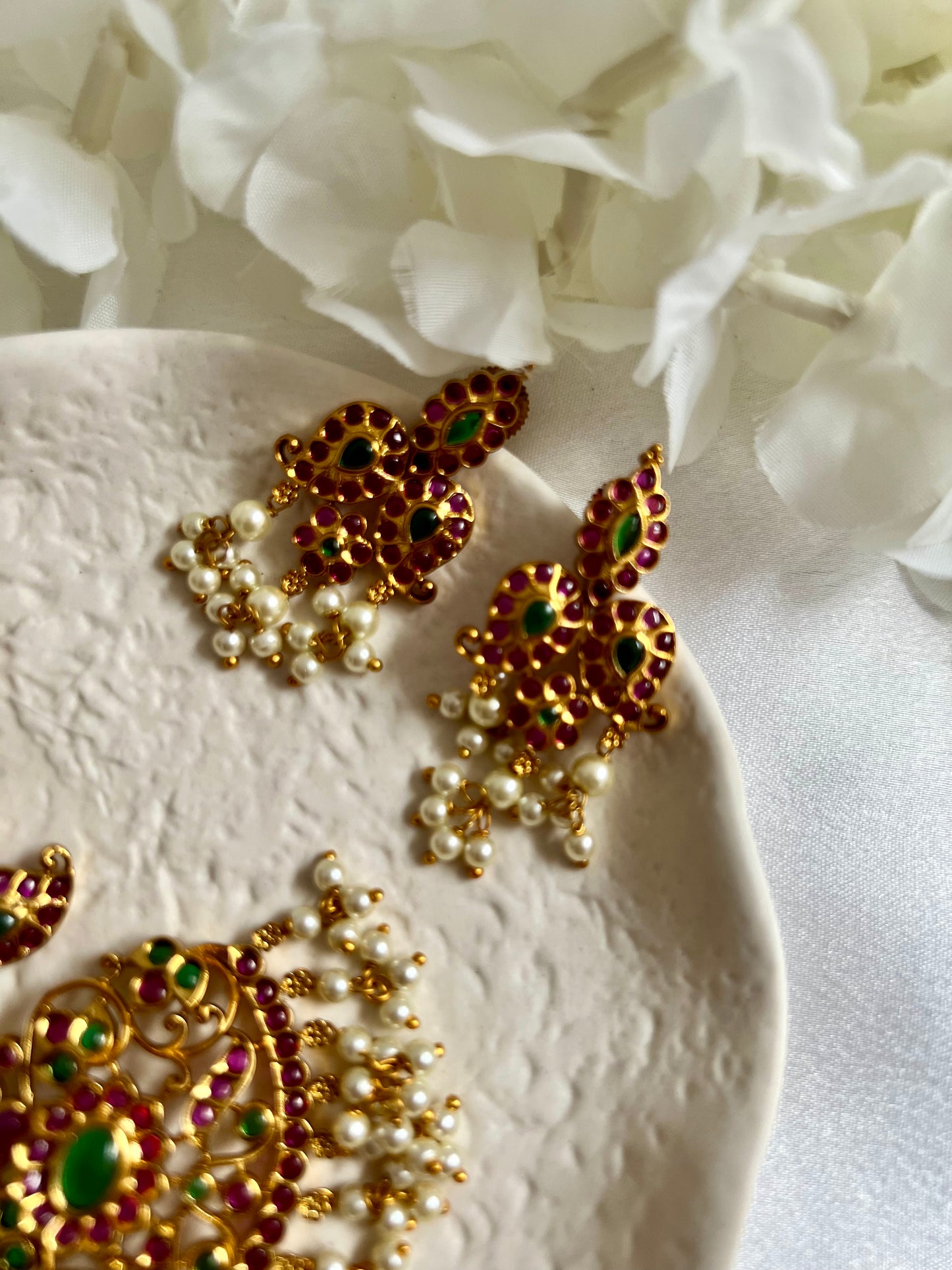 MAHA - Antique kemp stone style short necklace with mango motifs in rubygreen with matching earrings N3051