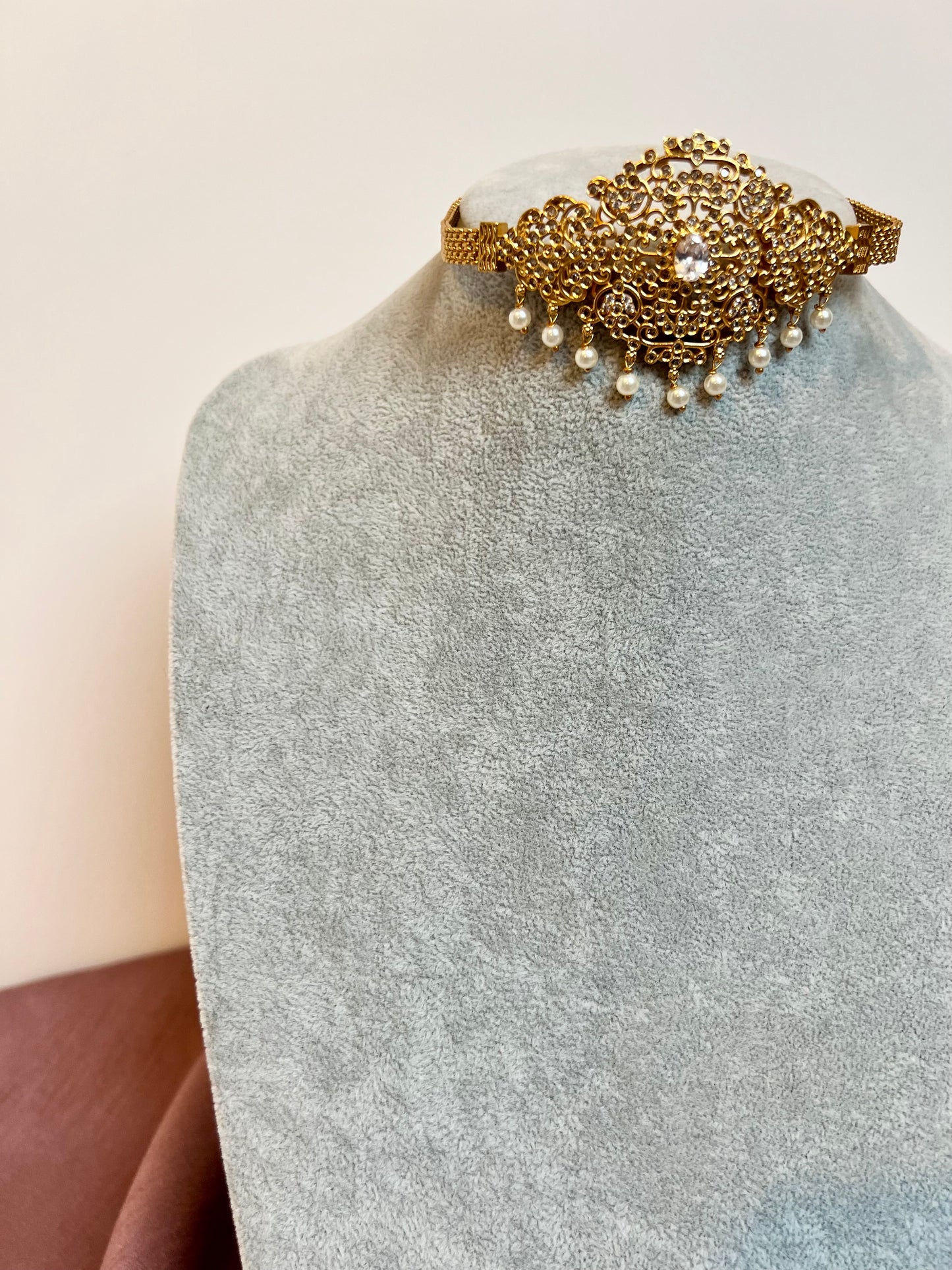 BANUVI - White stoned golden choker with flat earrings N3182