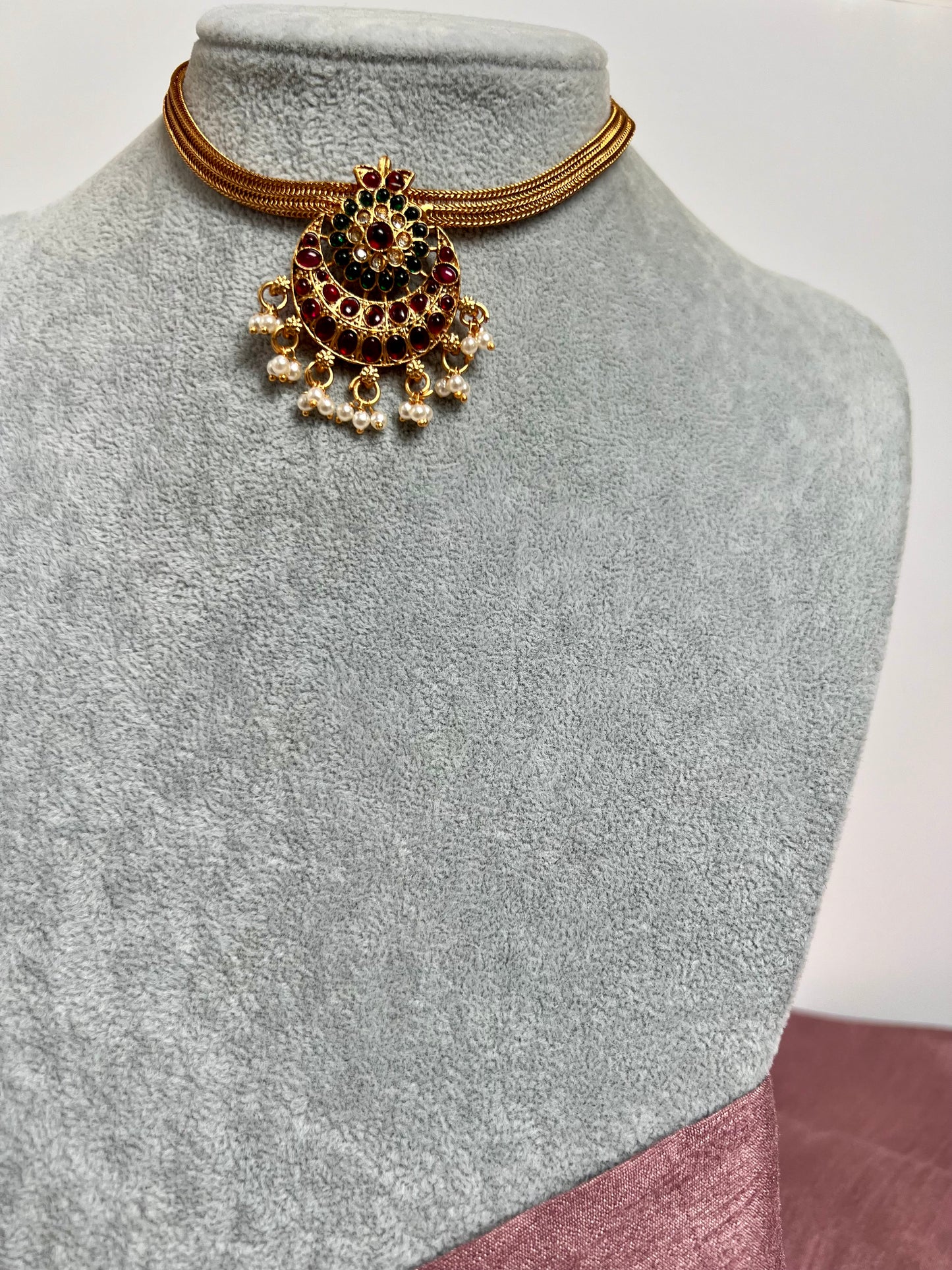 NILAA - Golden moon choker in rubygreen with small pearls and earrings N3109