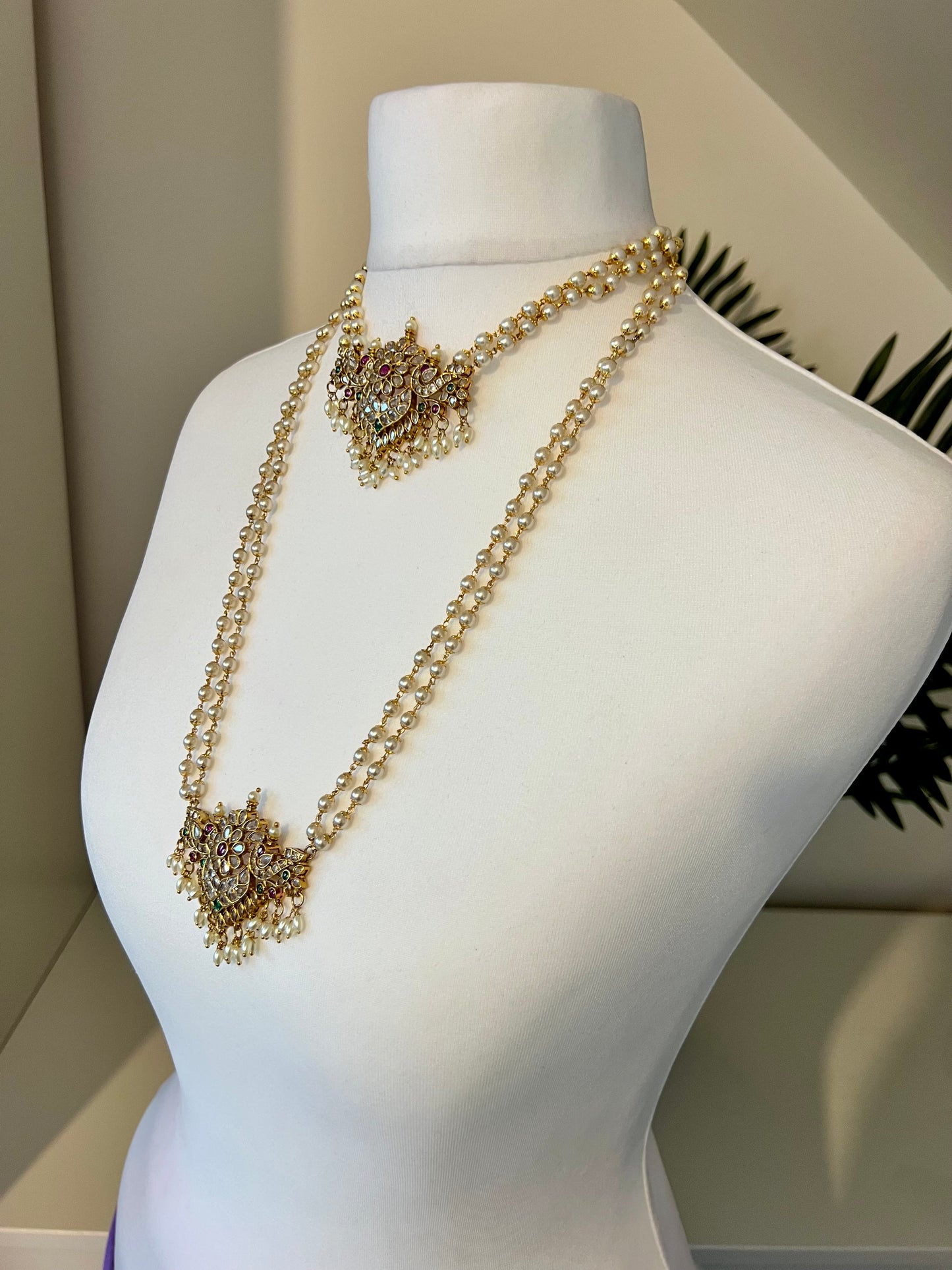 BIRUNTHA - Long and short pearl necklace in rubygreen with matching earrings N3176