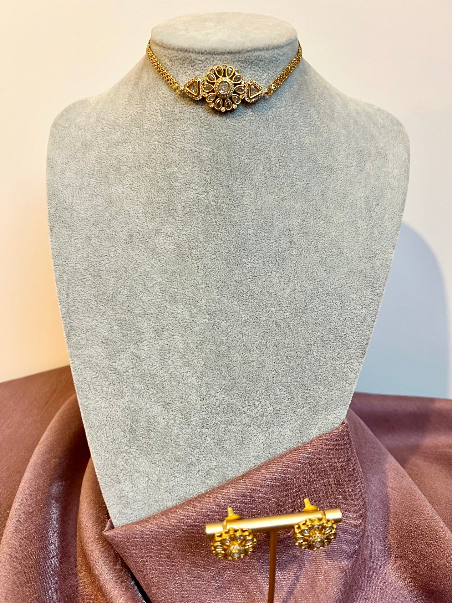 THUVA- Small golden choker necklace with earrings N3190