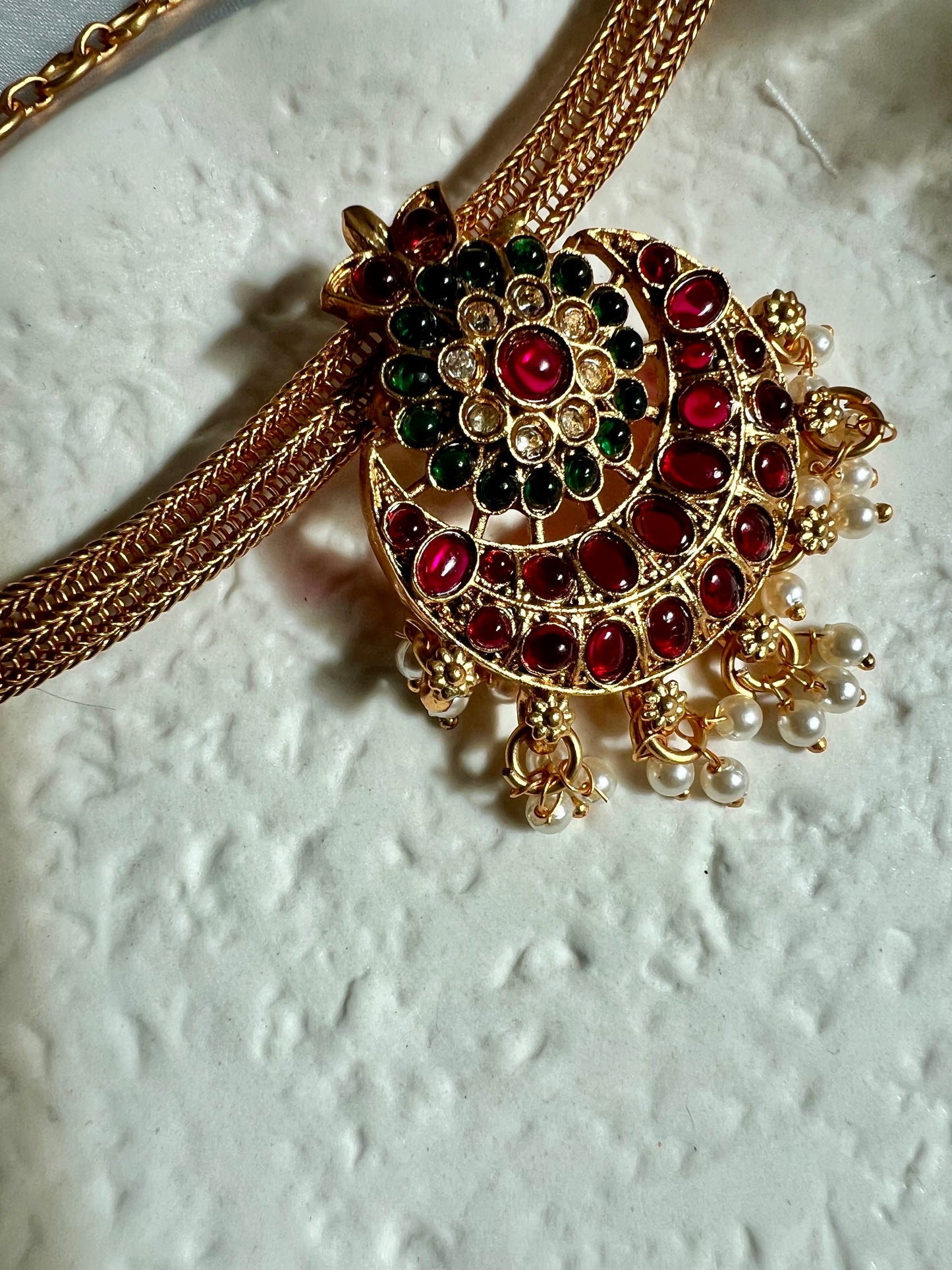 NILAA - Golden moon choker in rubygreen with small pearls and earrings N3109