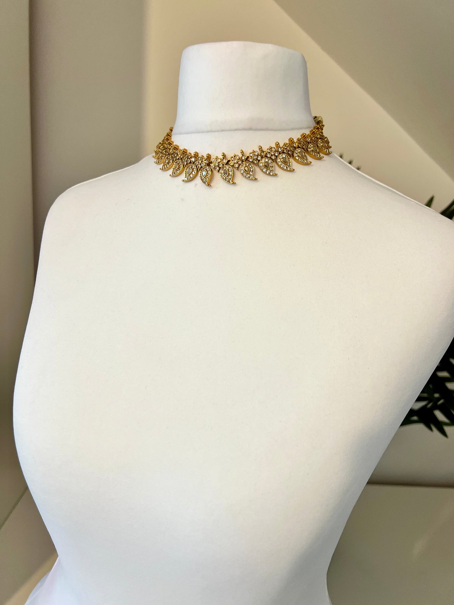 JOVINA - Short mango shaped golden necklace with matching earrings N3174
