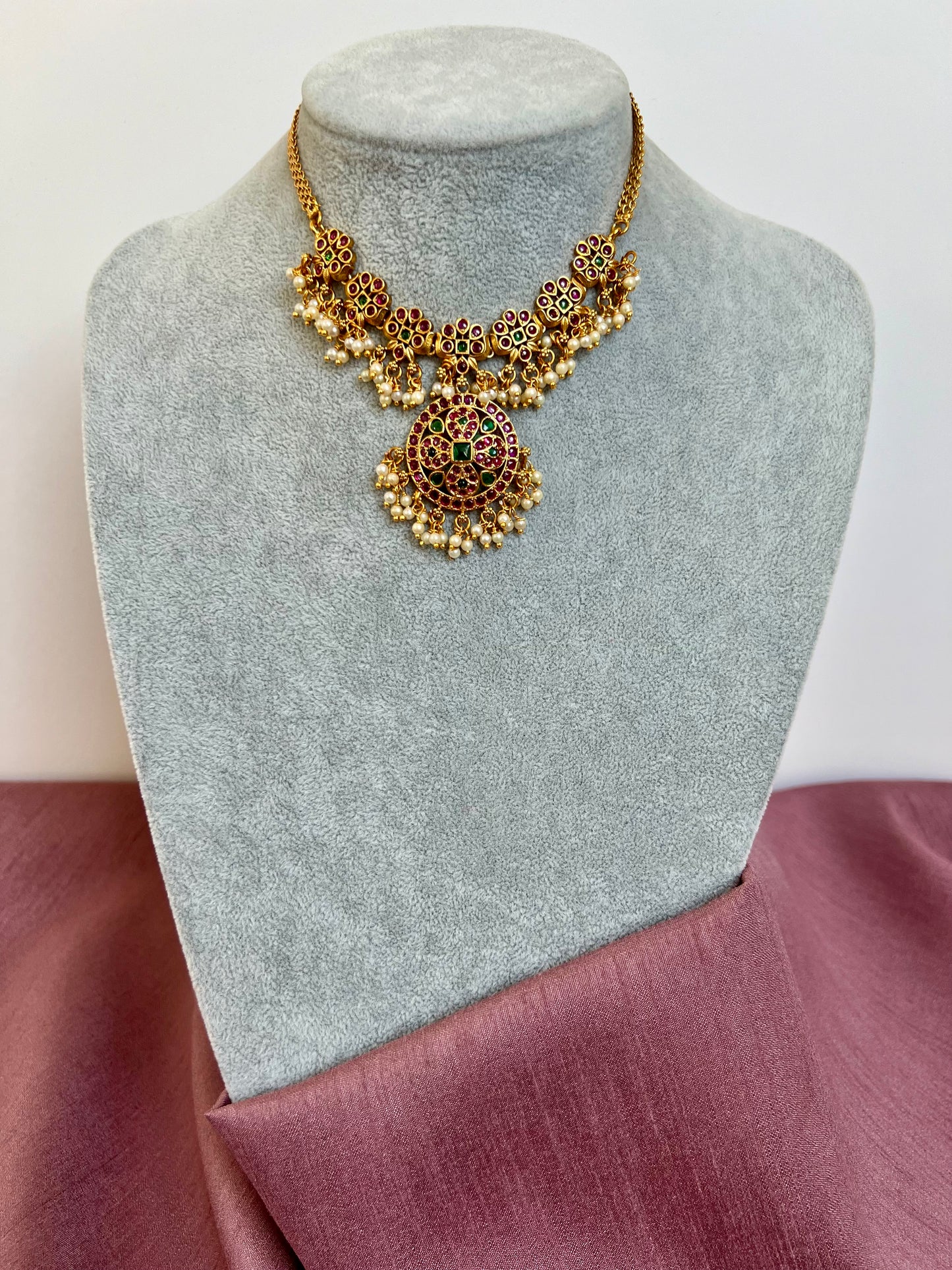 SNEHA - Short rubygreen pearl necklace set with matching earrings N3142