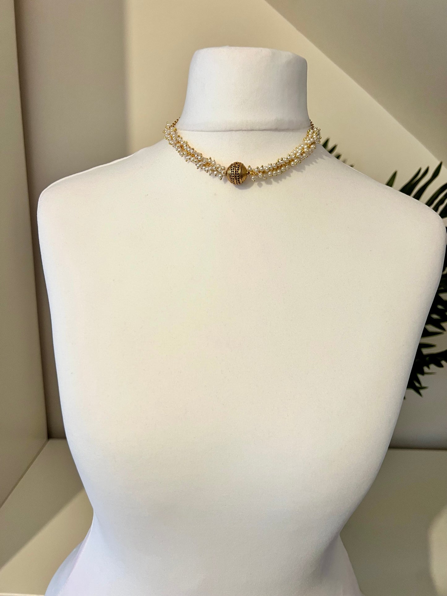 VINOTHA - Small pearl golden choker with small stud earrings N3192
