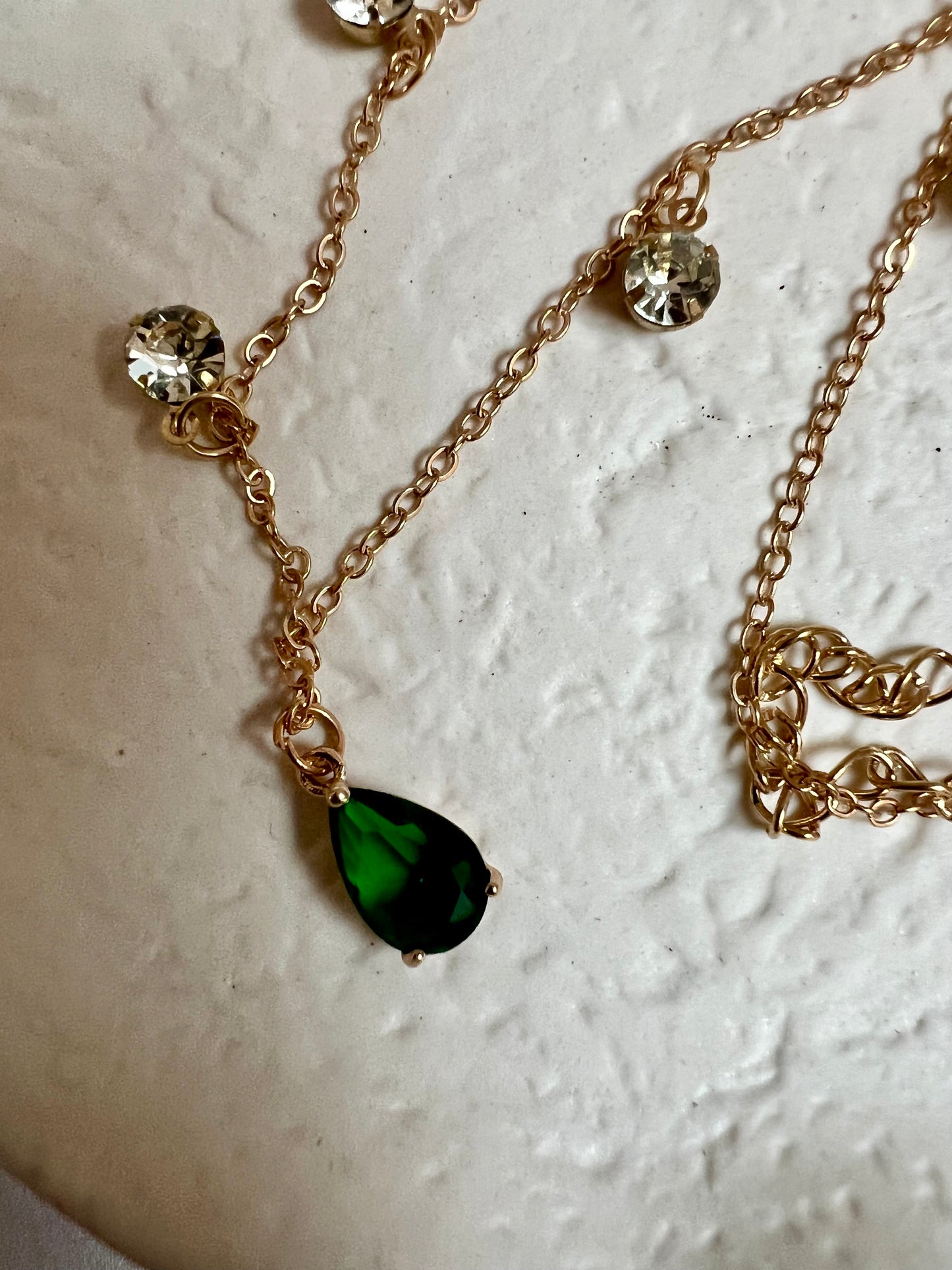 AVANI - simple gold chain with dangling stones in white and green N3225