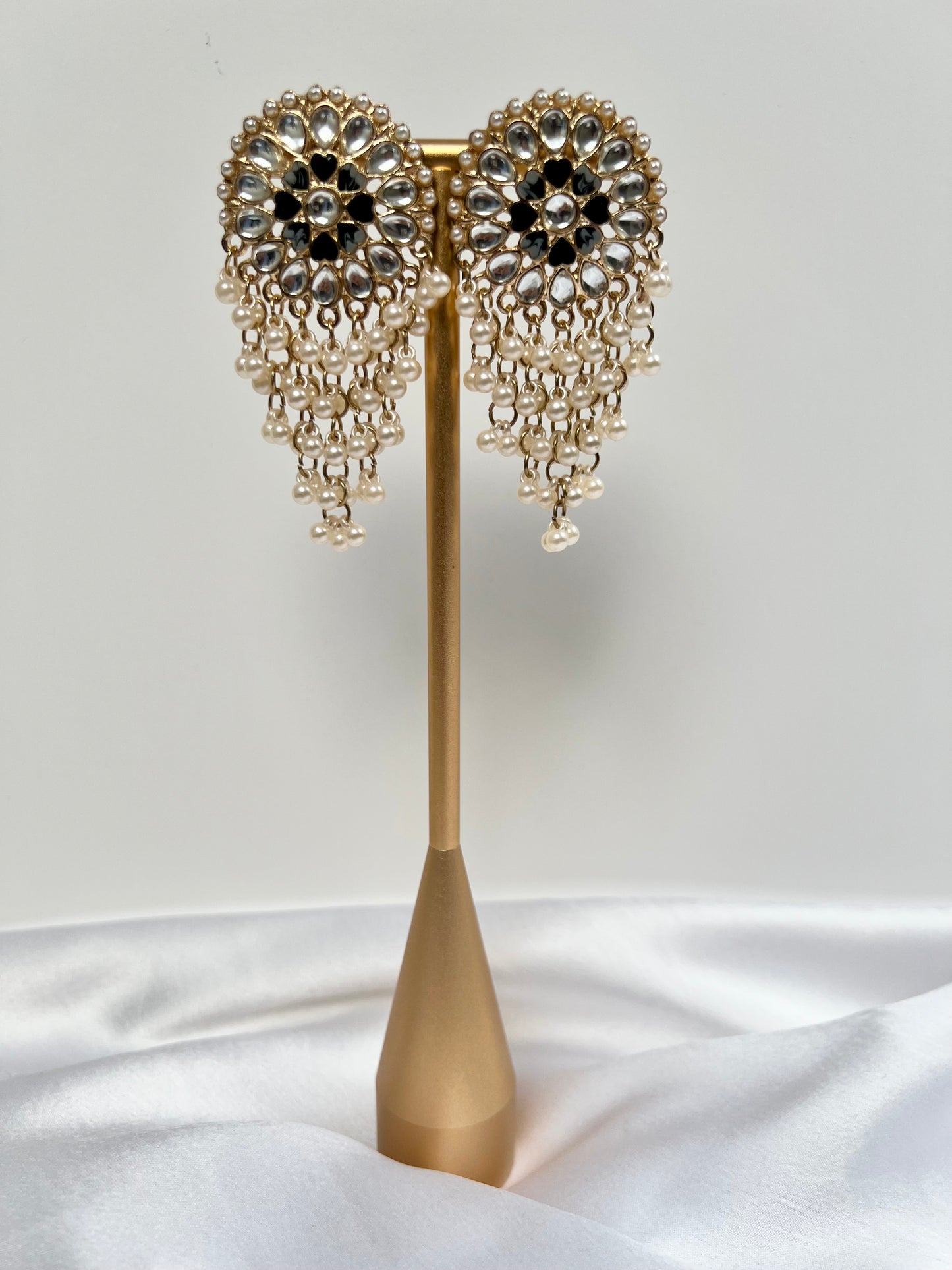 Long round pearl earring with grey/black painting E3086