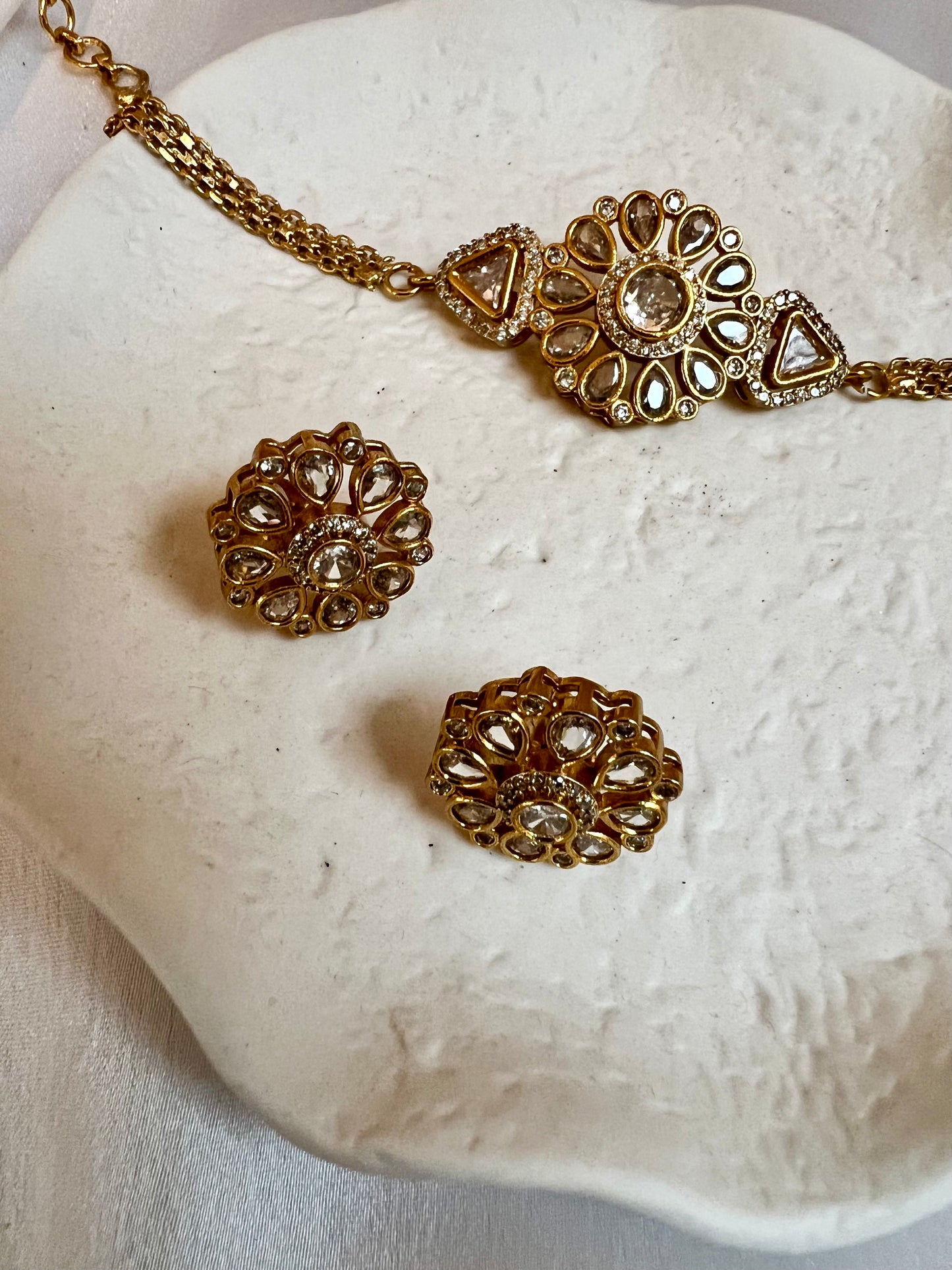 THUVA- Small golden choker necklace with earrings N3190