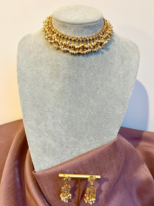 JANSIKA - Simple gold chain necklace with kundan stones and dangling pearls, with earrings N3249