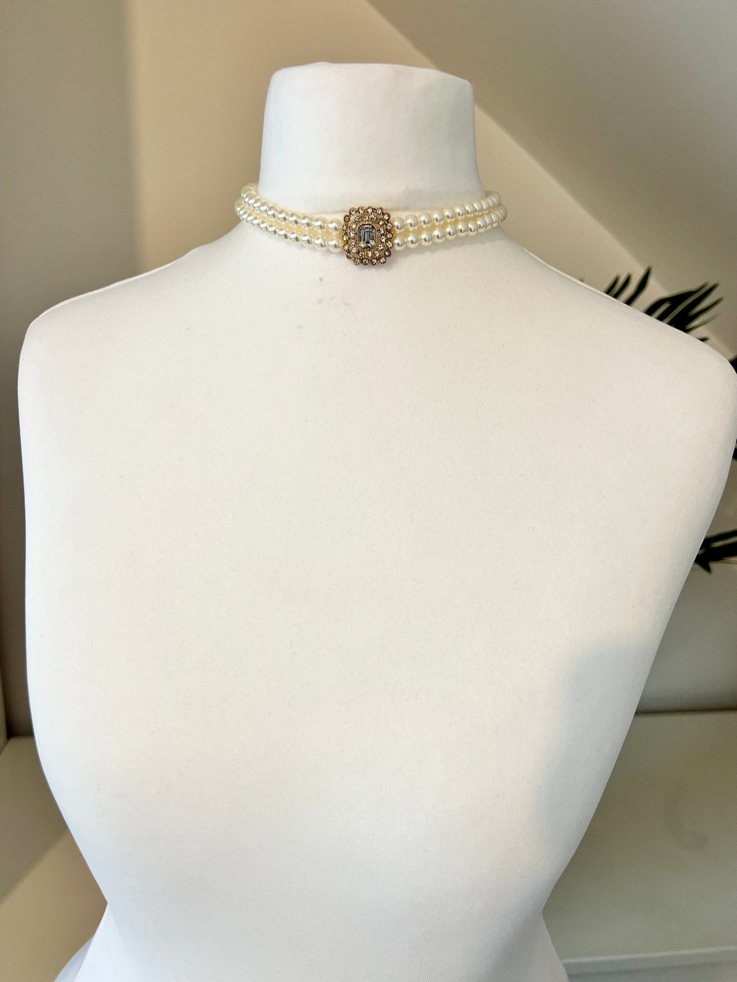 LALISA - short choker pearl necklace with white stones N3216