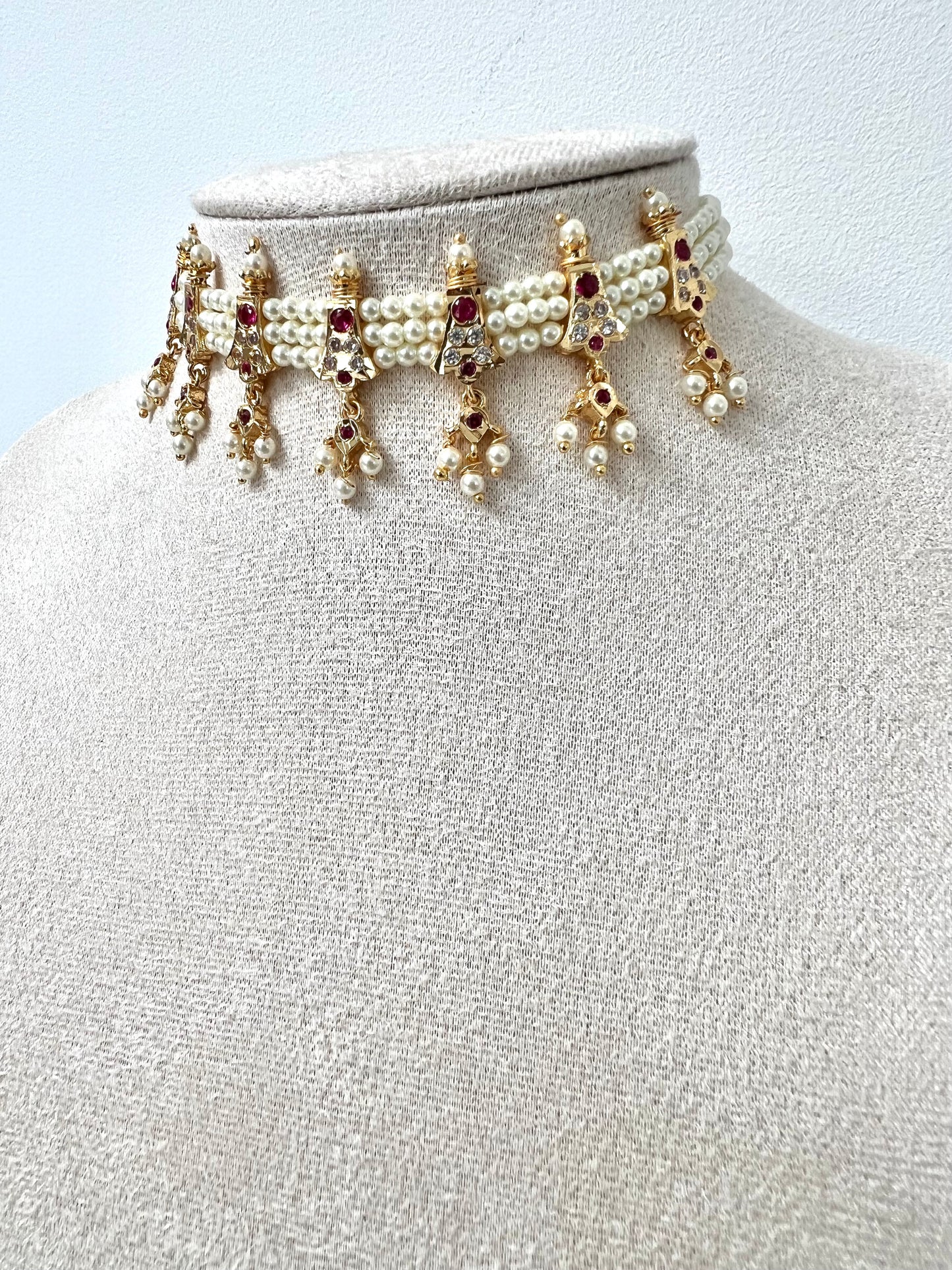 ARASI - Impon pearl choker in ruby and white with matching flat earrings N3304