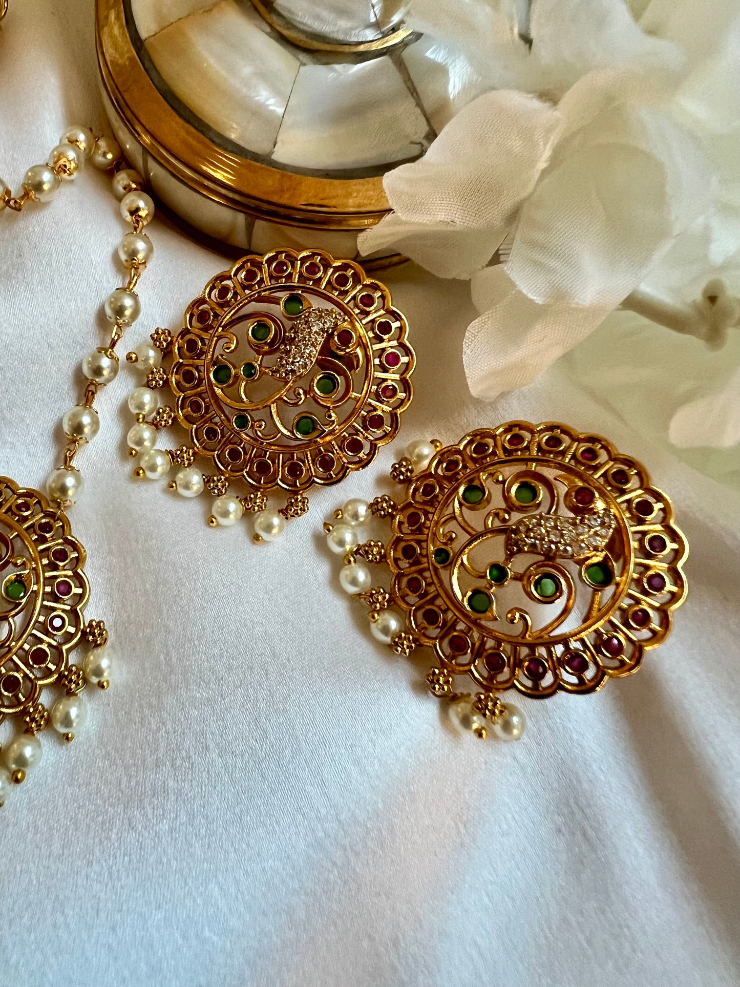 NIVI - Short pearl necklace with a round pendant and matching stud earrings N3018