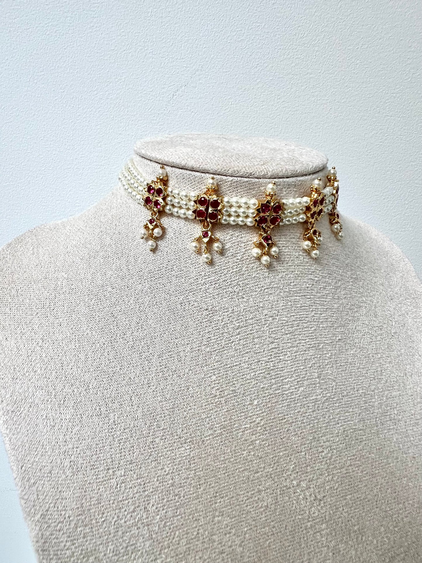 SUNDARI - Impon pearl choker in ruby and white with matching earrings N3303