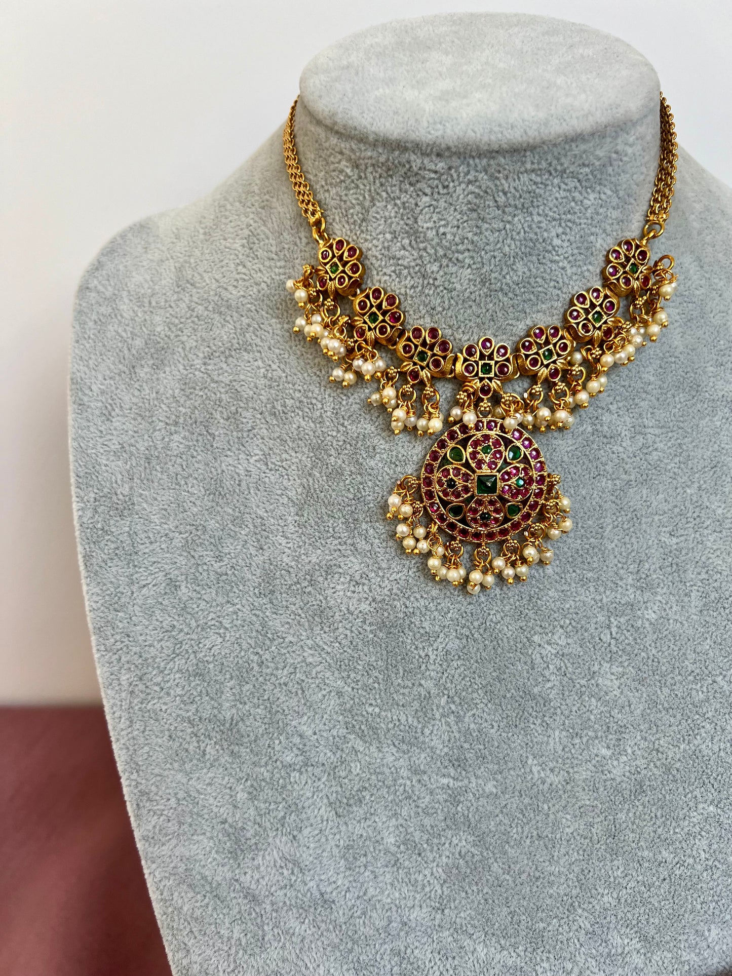 SNEHA - Short rubygreen pearl necklace set with matching earrings N3142