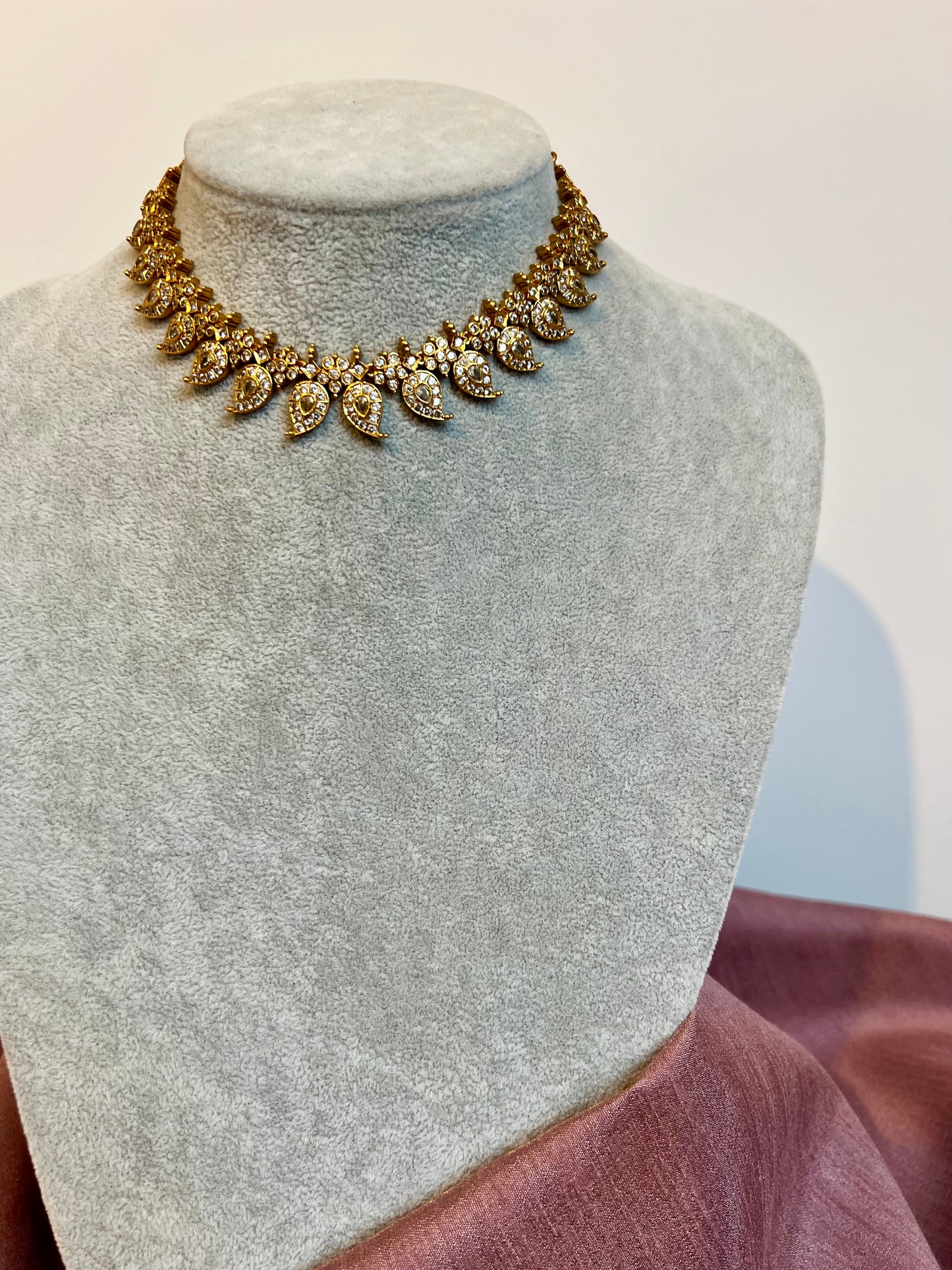 JOVINA - Short mango shaped golden necklace with matching earrings N3174