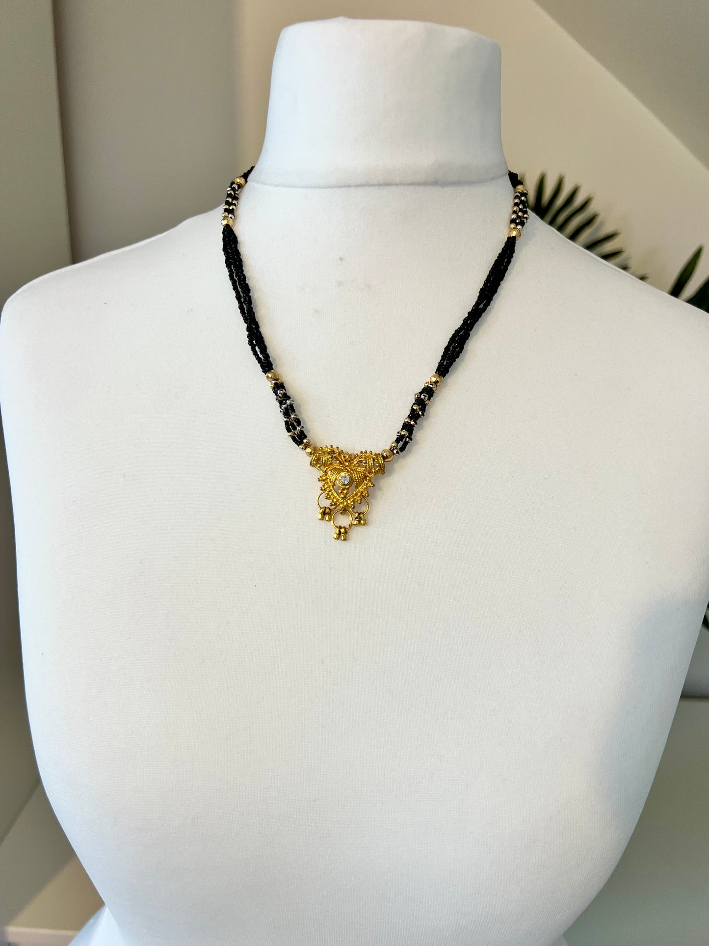 HASNA - Short simple black beaded gold necklace N3229