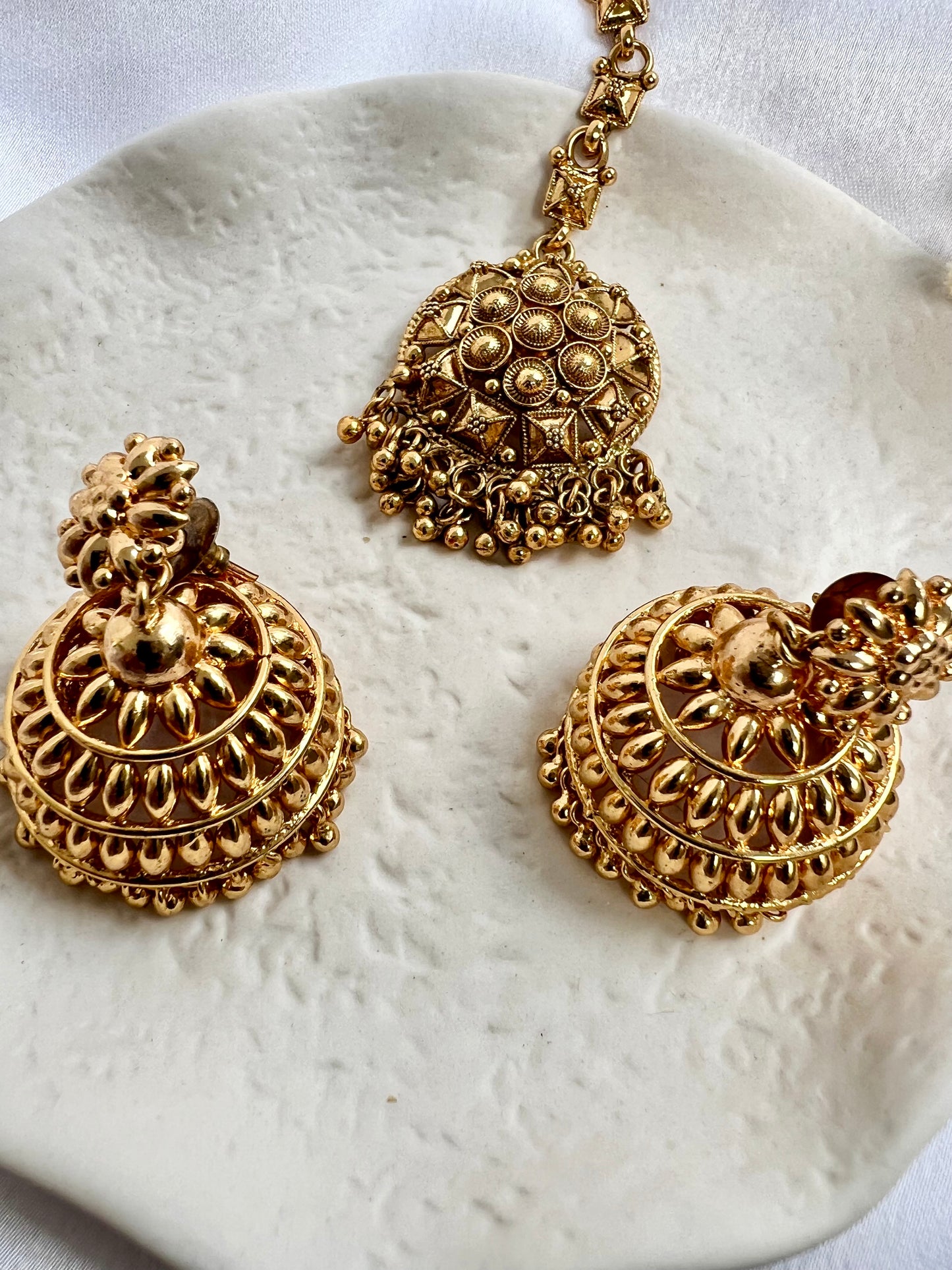 Traditional simple gold earrings with tikka set ET3009