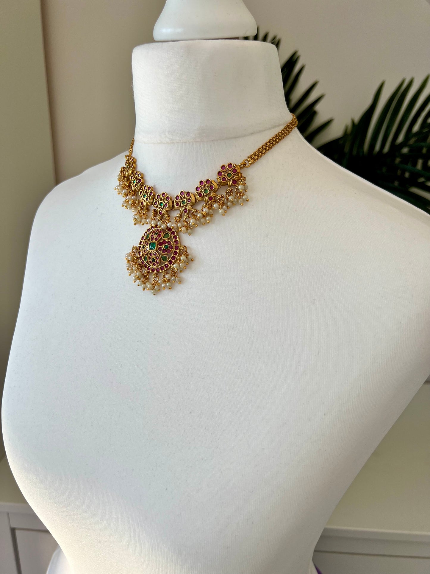 SNEHA - Short rubygreen pearl necklace set with matching earrings N3142