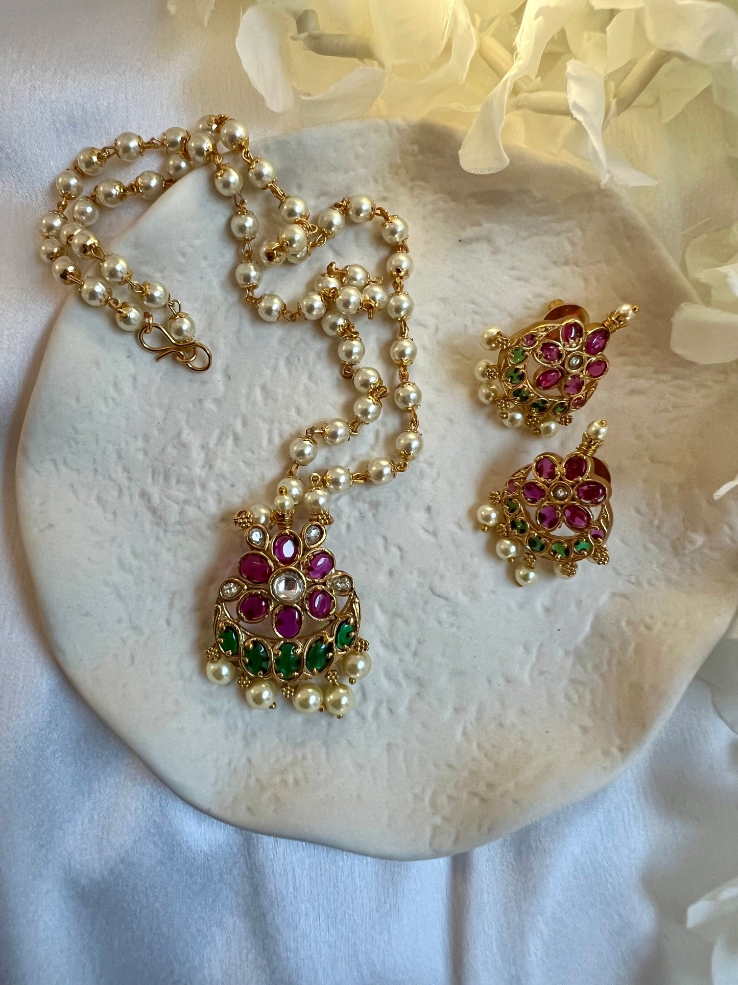 ALIYA - Simple short necklace set in rubygreen with matching earrings N3013