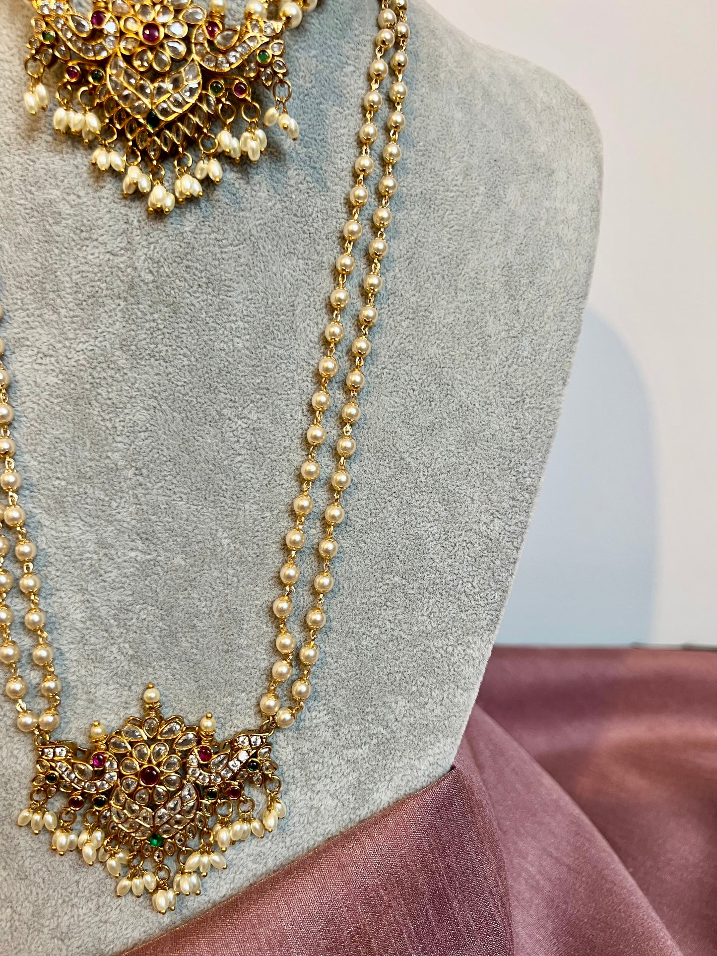 BIRUNTHA - Long and short pearl necklace in rubygreen with matching earrings N3176