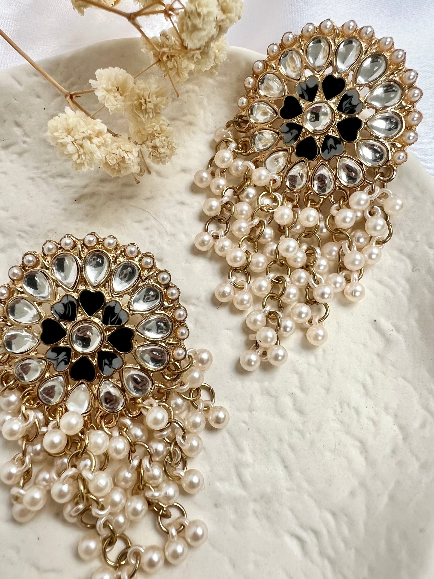 Long round pearl earring with grey/black painting E3086