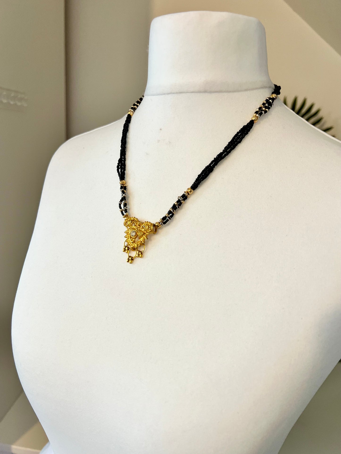 HASNA - Short simple black beaded gold necklace N3229