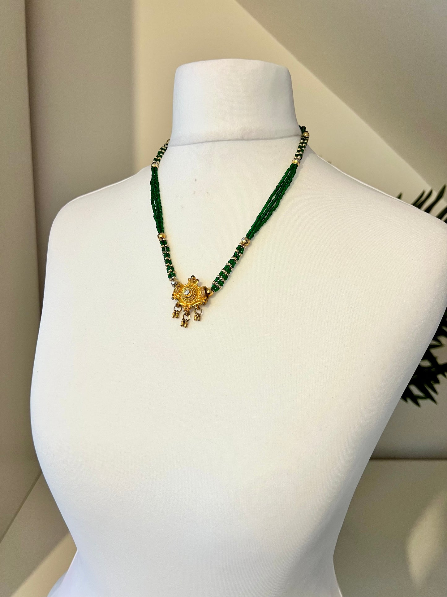 GABISA - Short chain green necklace with a golden pendant N3241