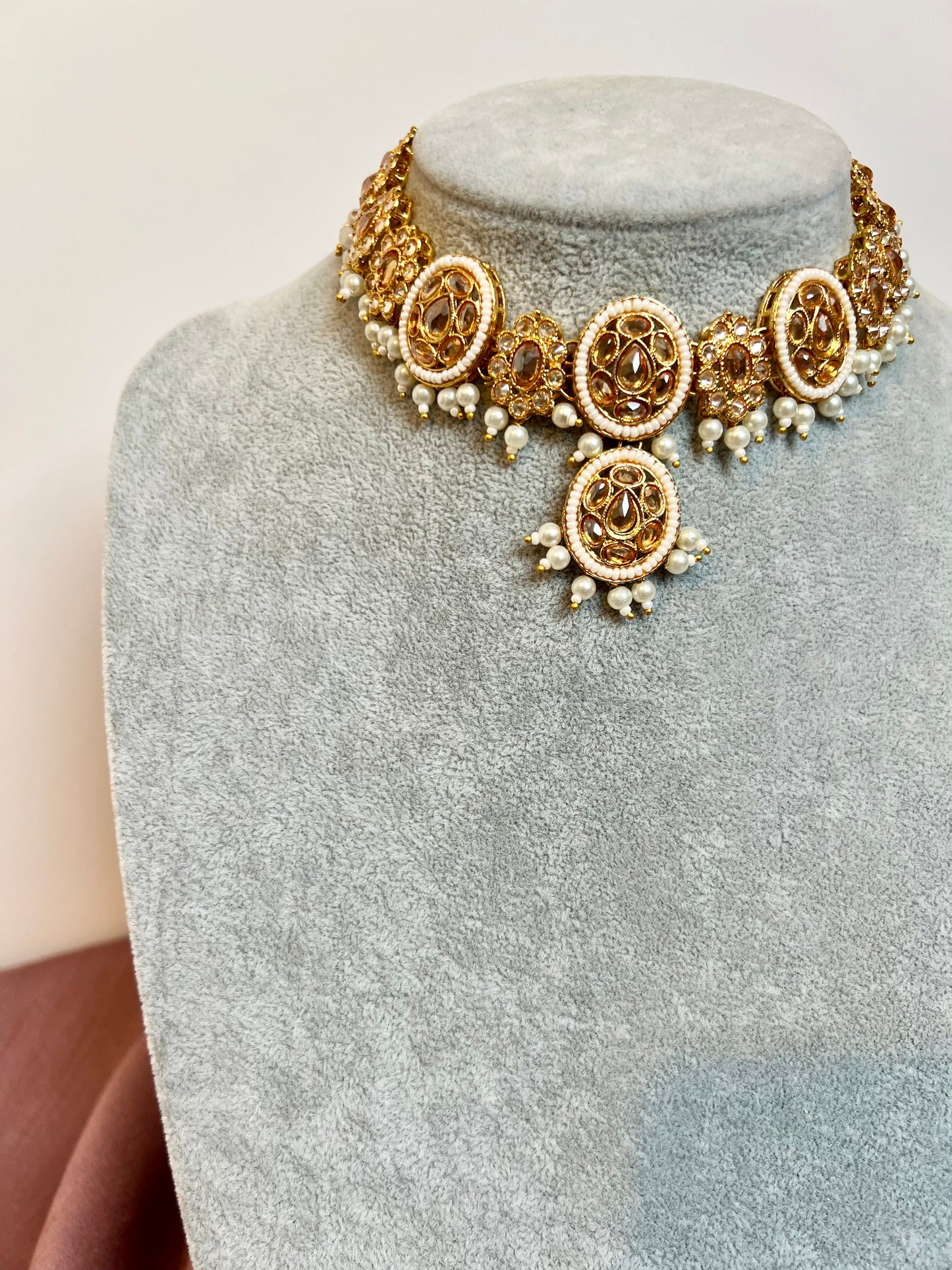 KISHENTHI - Short golden pearl necklace with matching earrings N3204