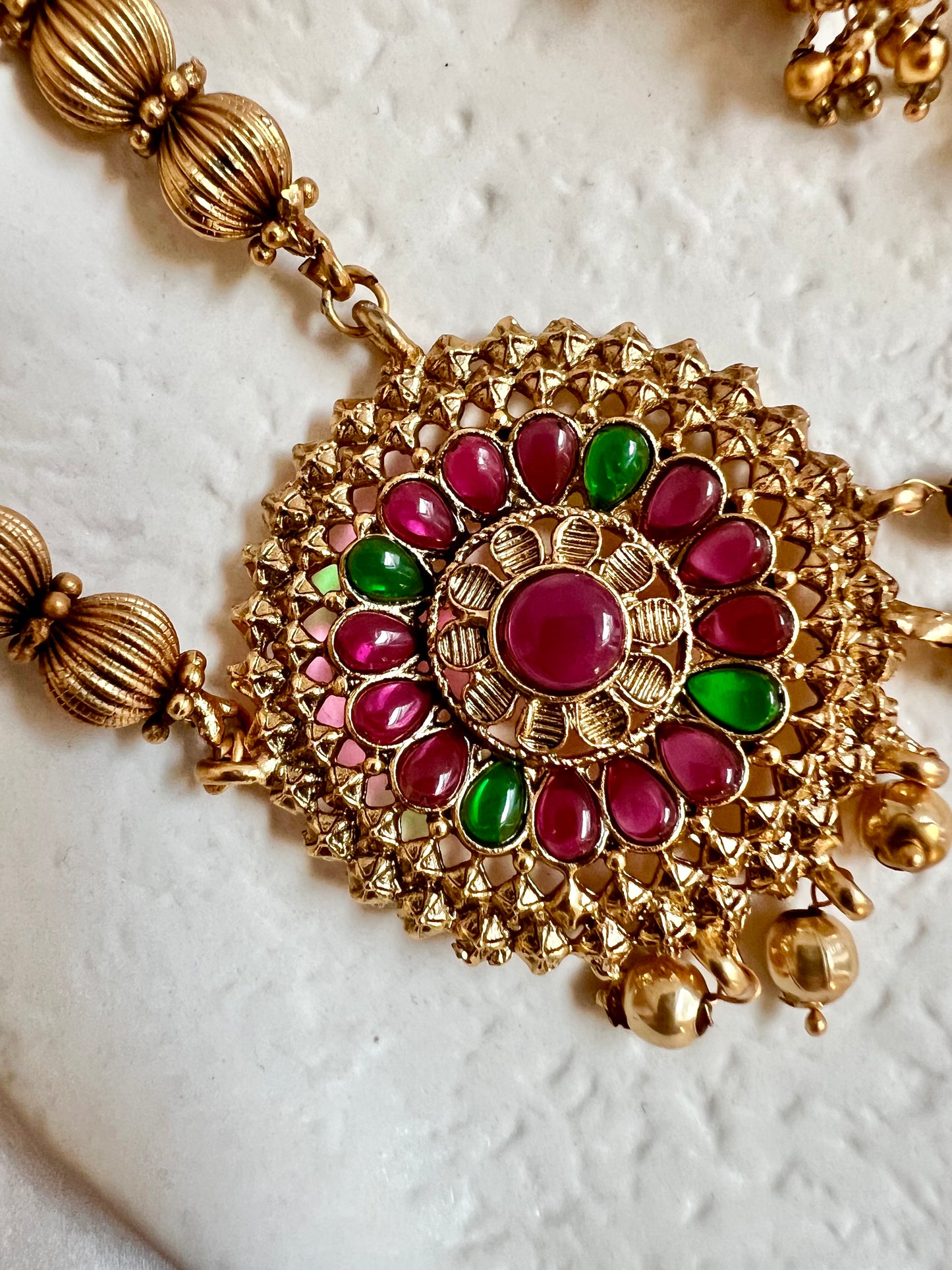 KABI - Short golden rubygreen round pendant necklace set with matching earrings N3005