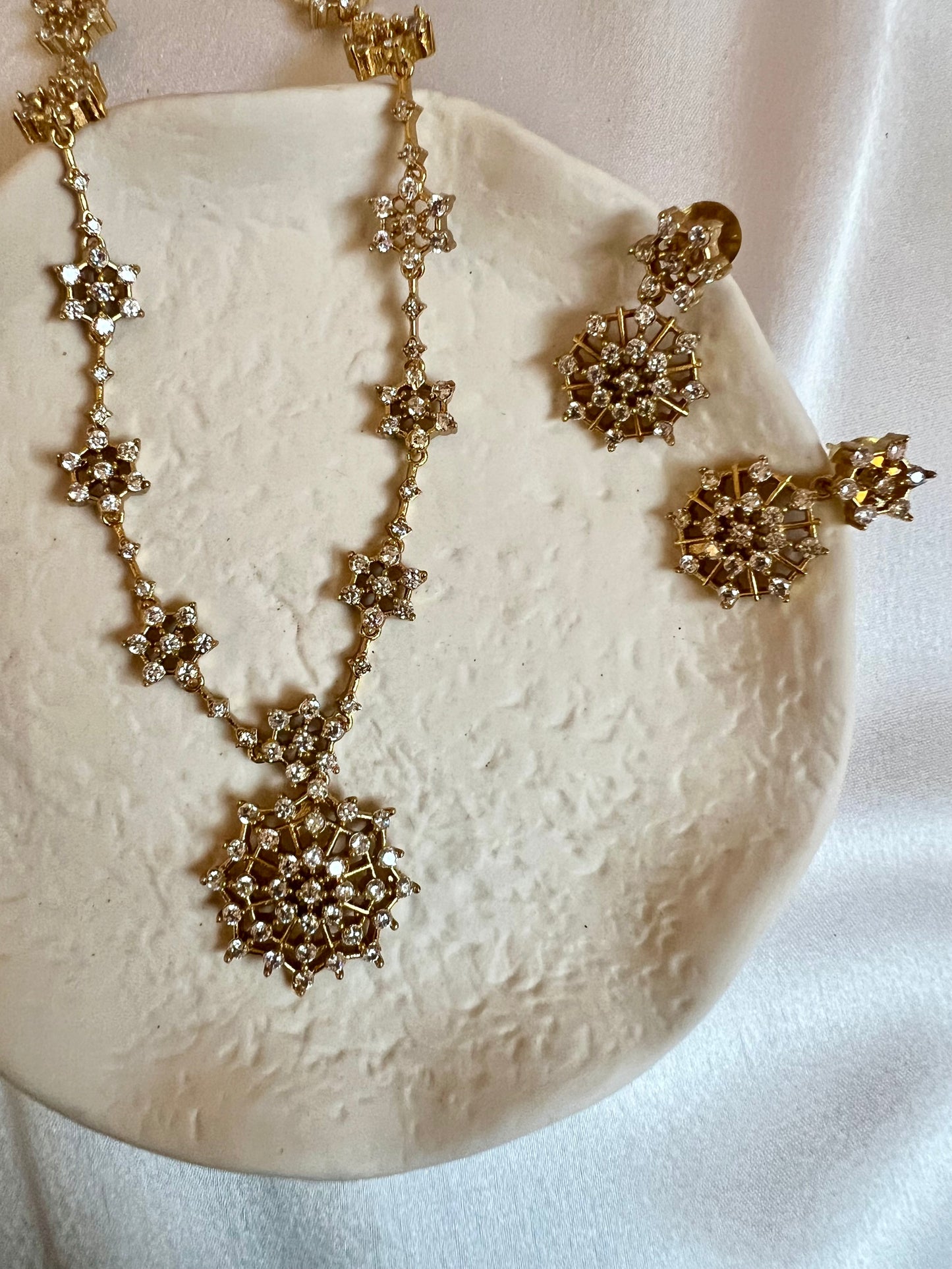 SANSA - Simple gold white stoned necklace with earrings N3246