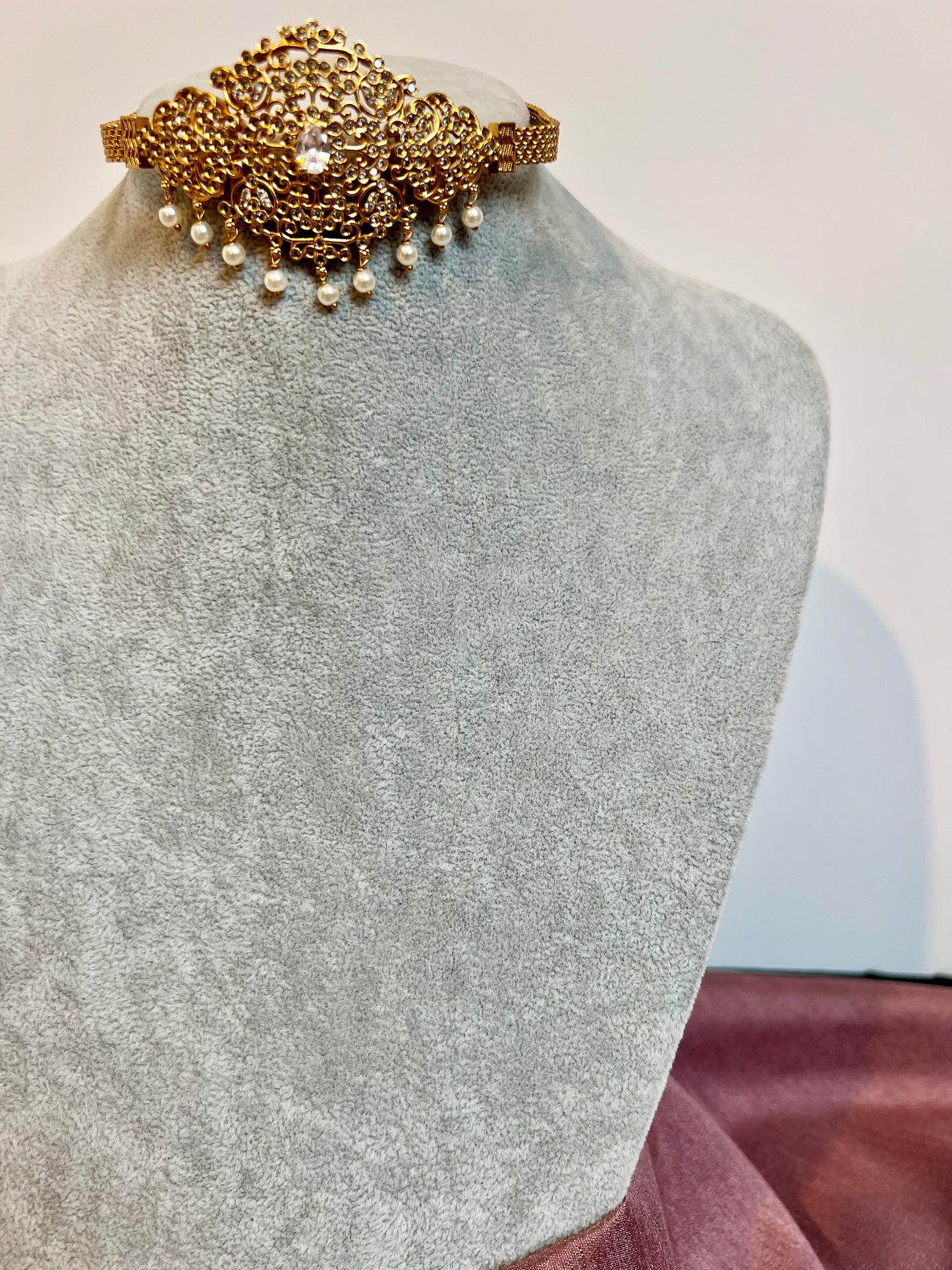 BANUVI - White stoned golden choker with flat earrings N3182