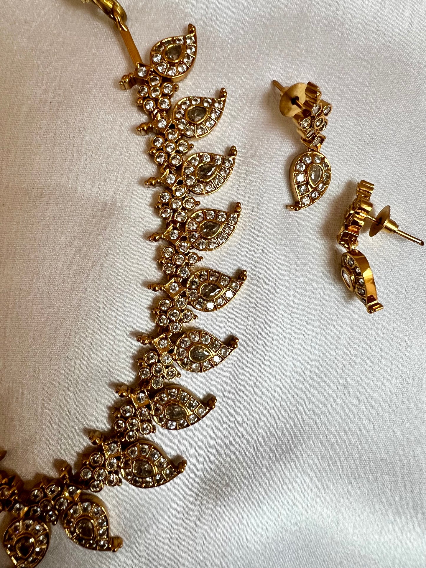 JOVINA - Short mango shaped golden necklace with matching earrings N3174