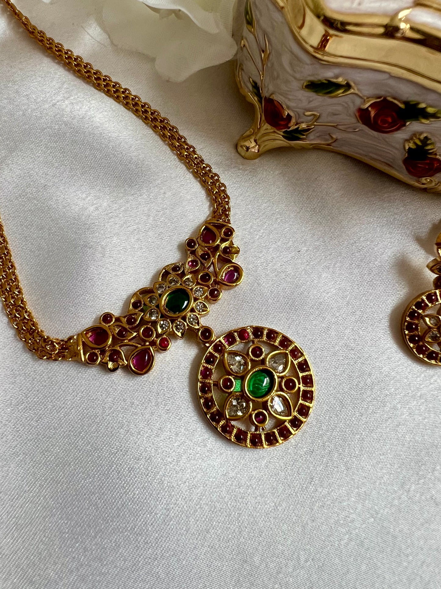 DENUKA - Small dainty short necklace set with earrings in rubygreen N3143