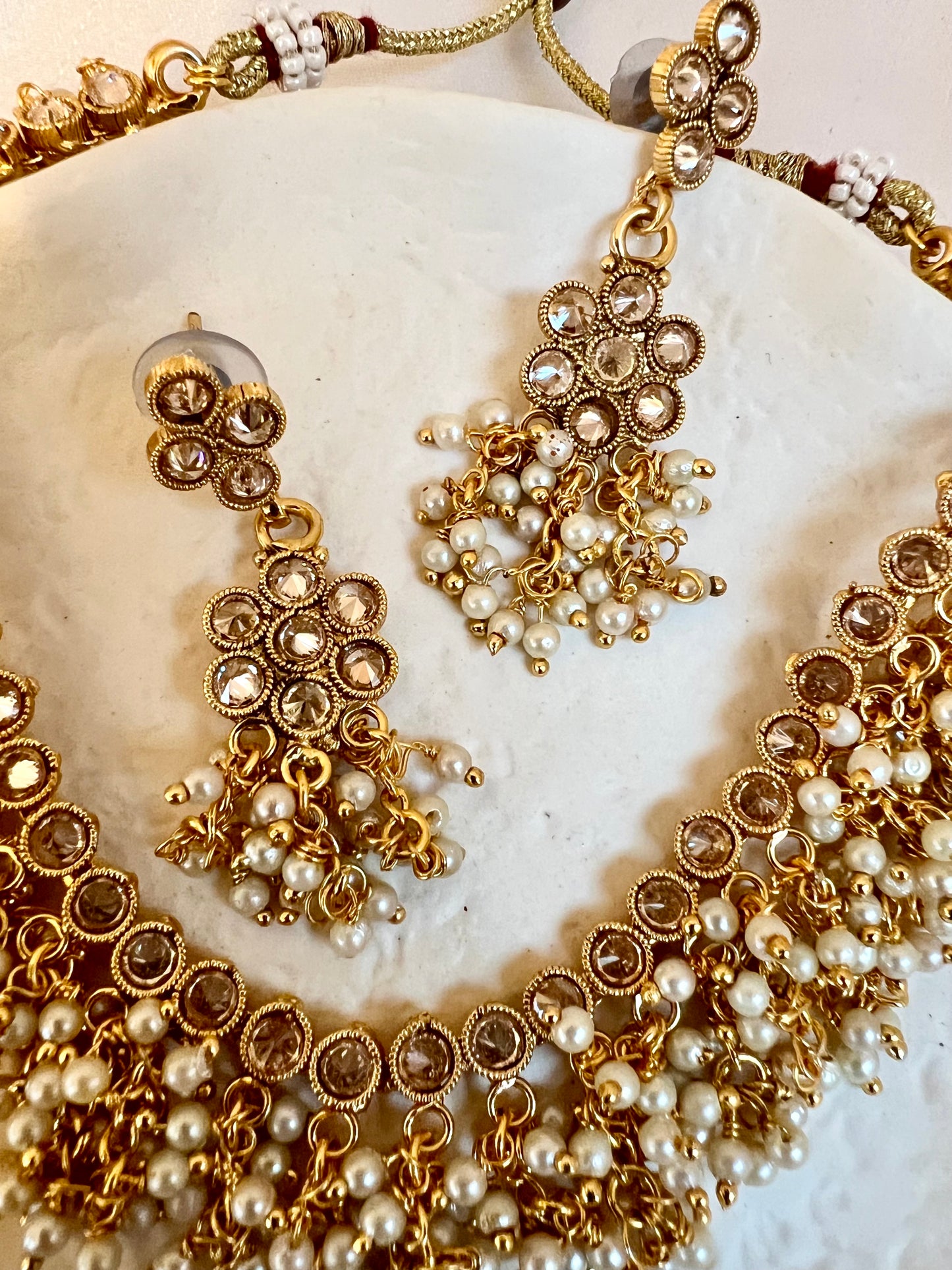 JANSIKA - Simple gold chain necklace with kundan stones and dangling pearls, with earrings N3249