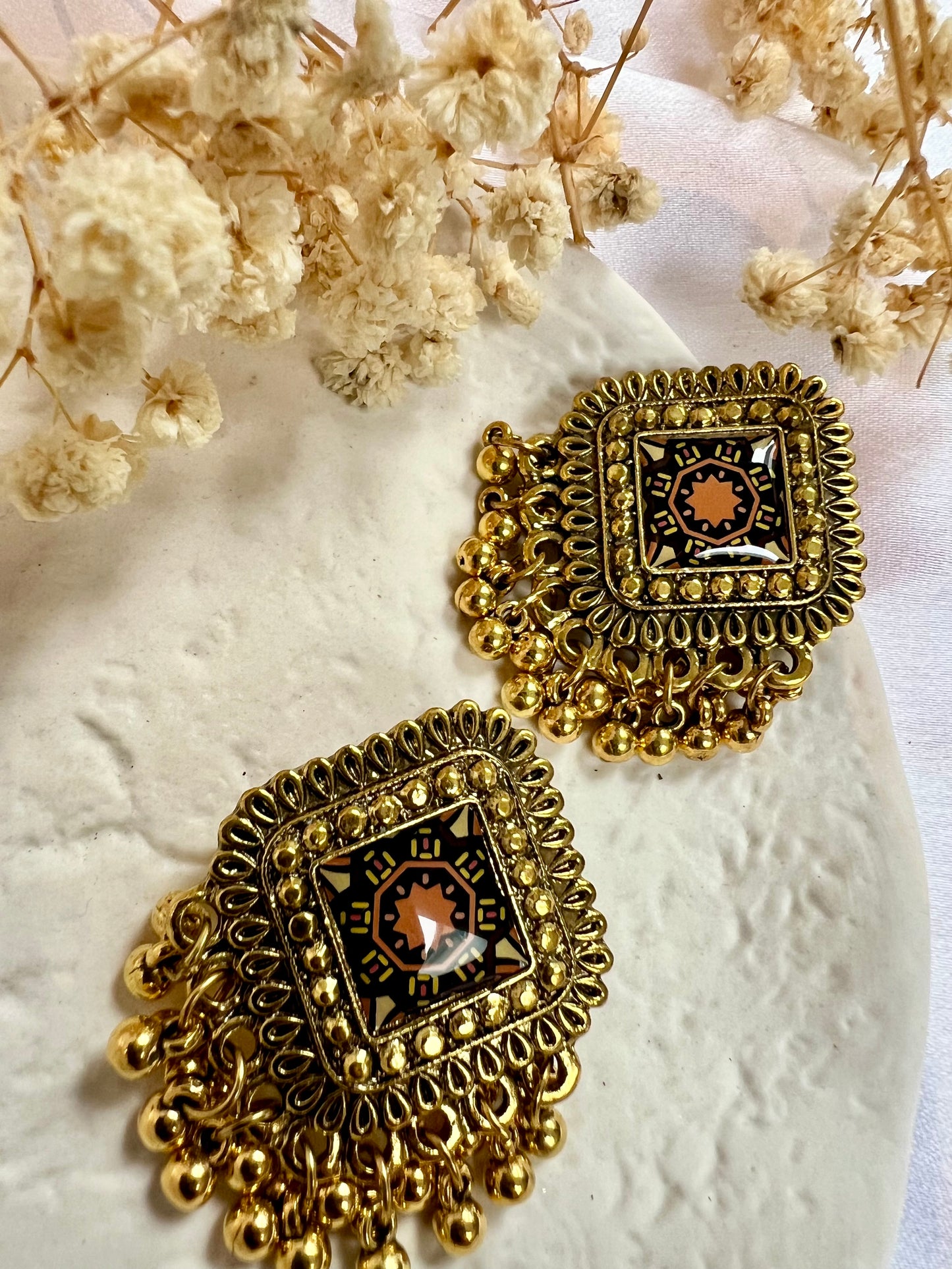 FLat golden earrings with golden balls E3048