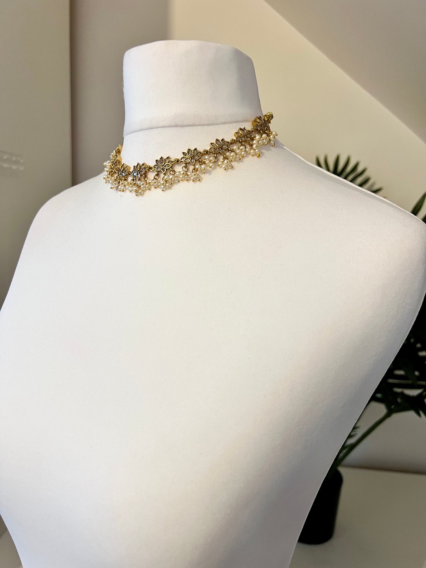 AYEESHA - Short  golden chain lotus flower necklace with clear stones, pearls and earrings N3244