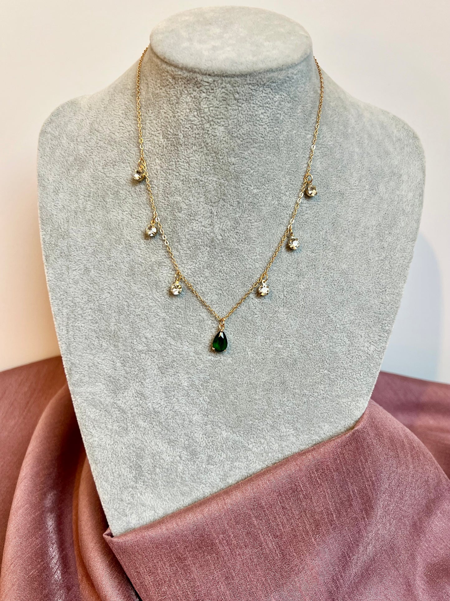 AVANI - simple gold chain with dangling stones in white and green N3225