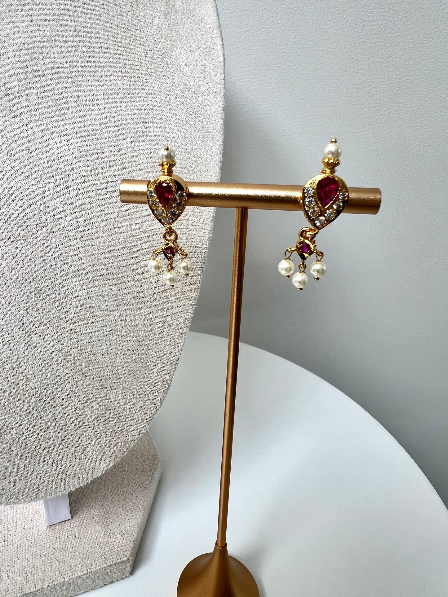 VASANTHA - Impon pearl short necklace in ruby and white N3308