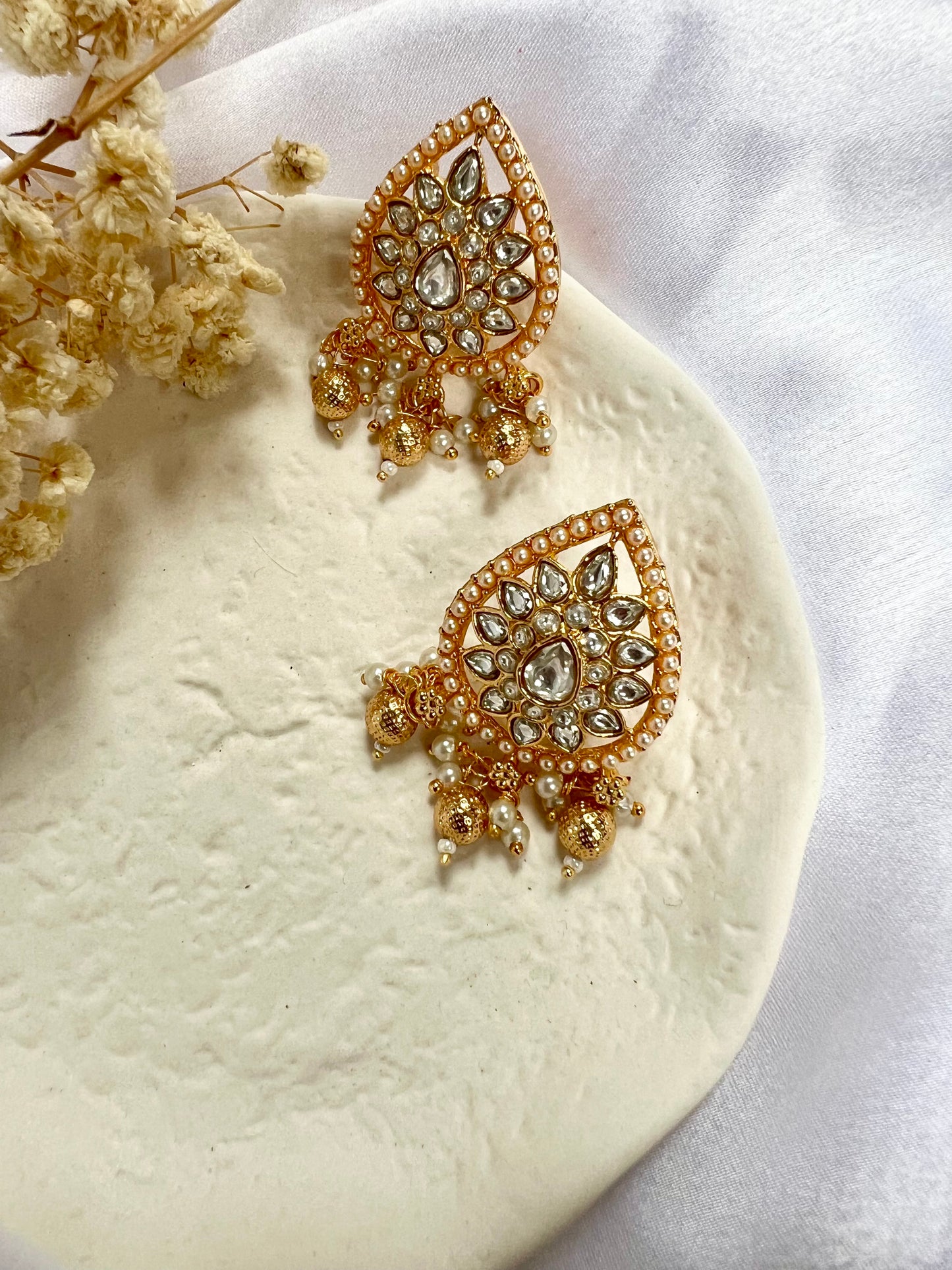 Large stud earrings with pearls and stones E3030