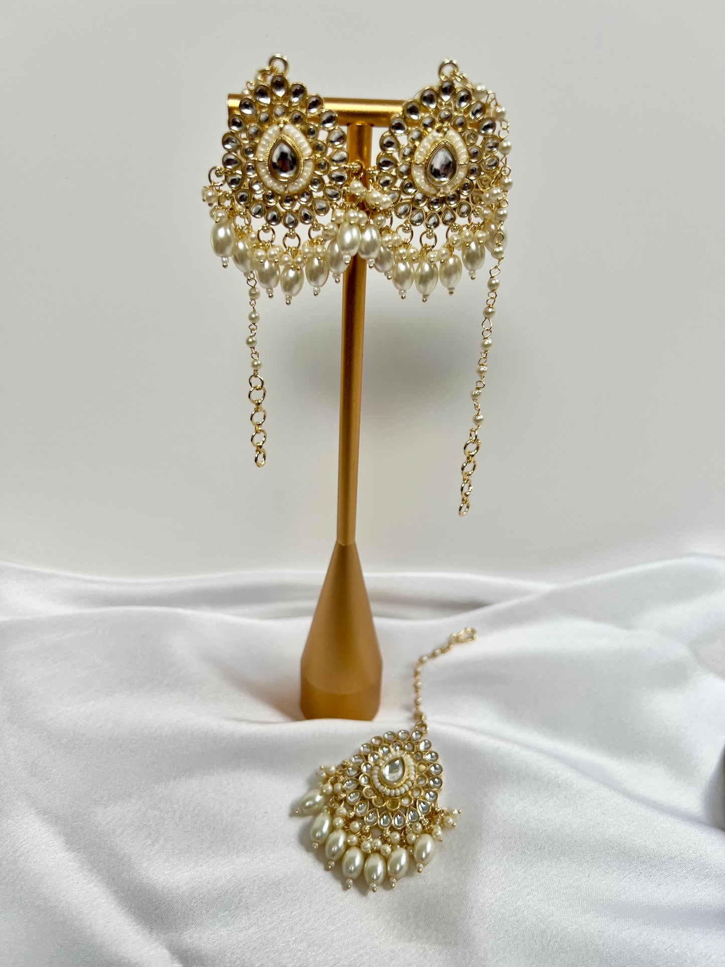 White pearl white stoned pearl earring and tikka set ET3001