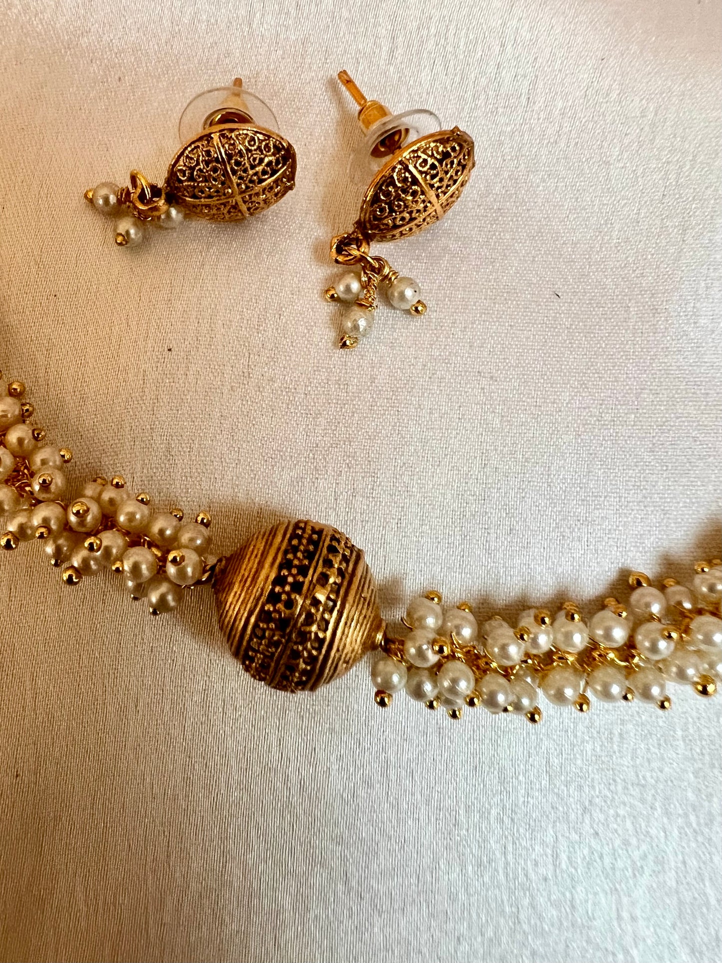 VINOTHA - Small pearl golden choker with small stud earrings N3192