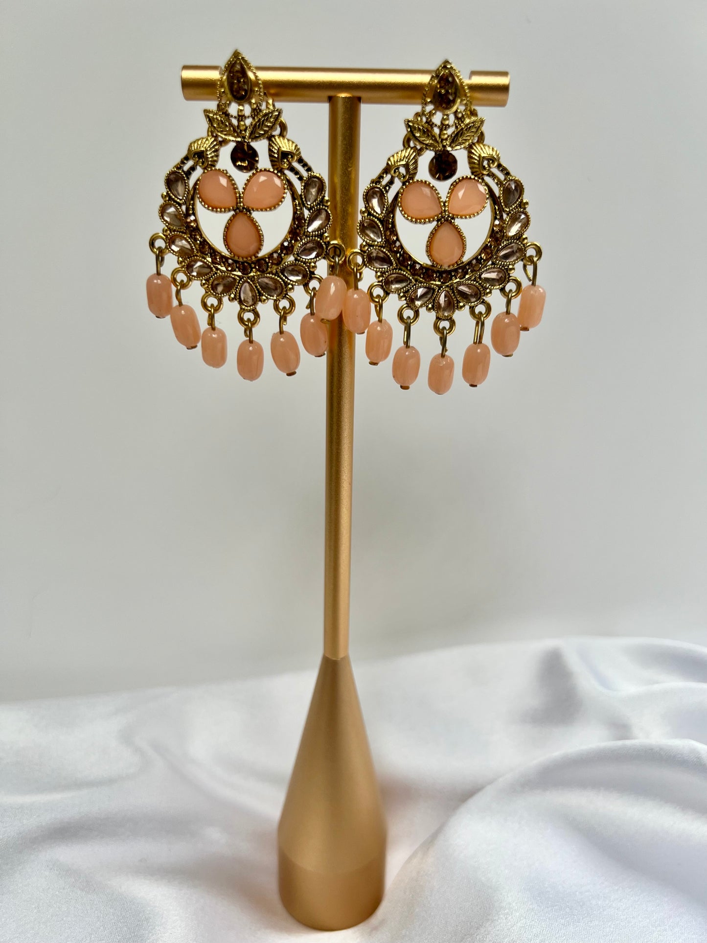 Golden flat earrings with baby pink stones E3067