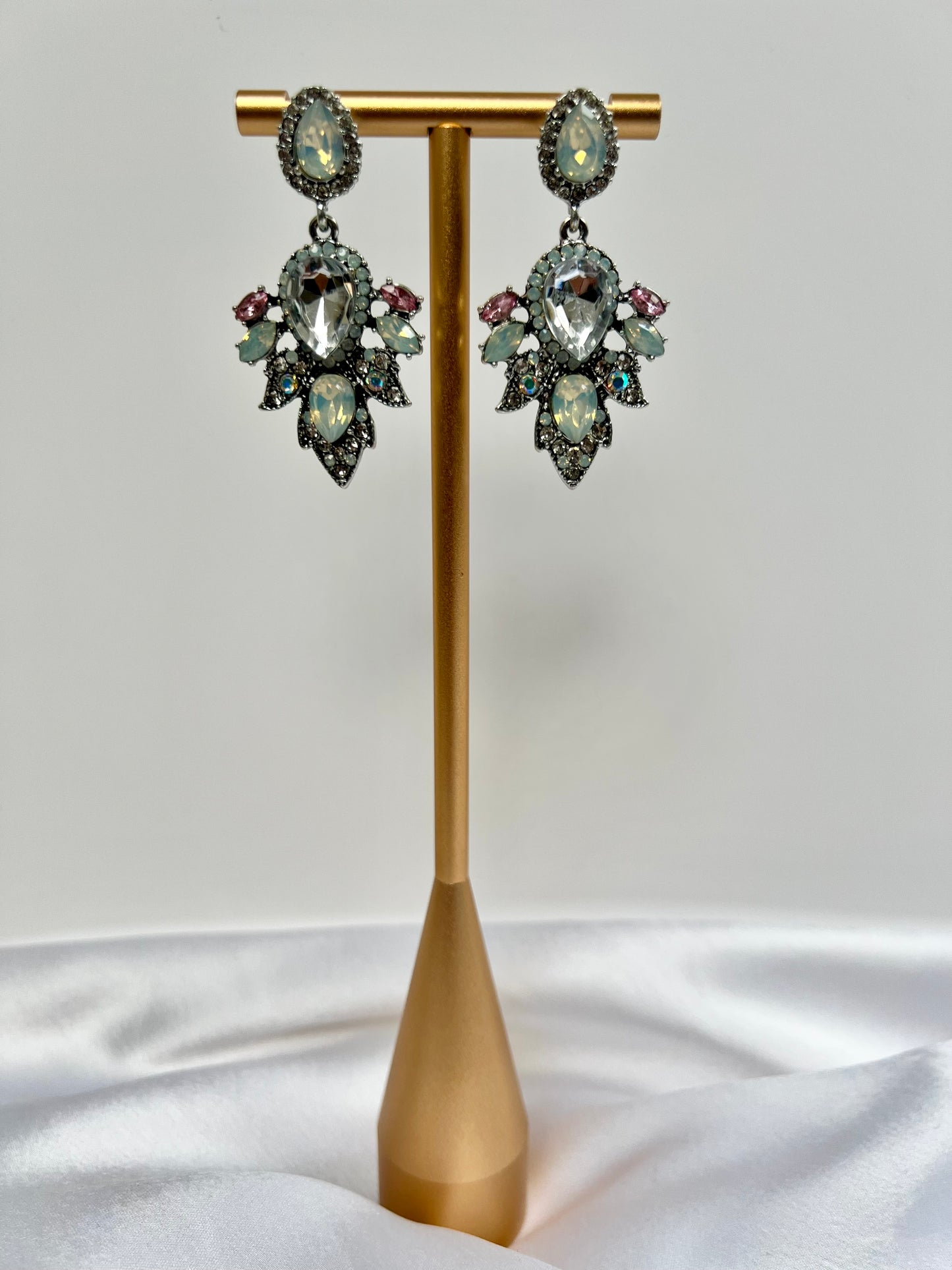 Antique silver flat earrings with a touch of pink E3084