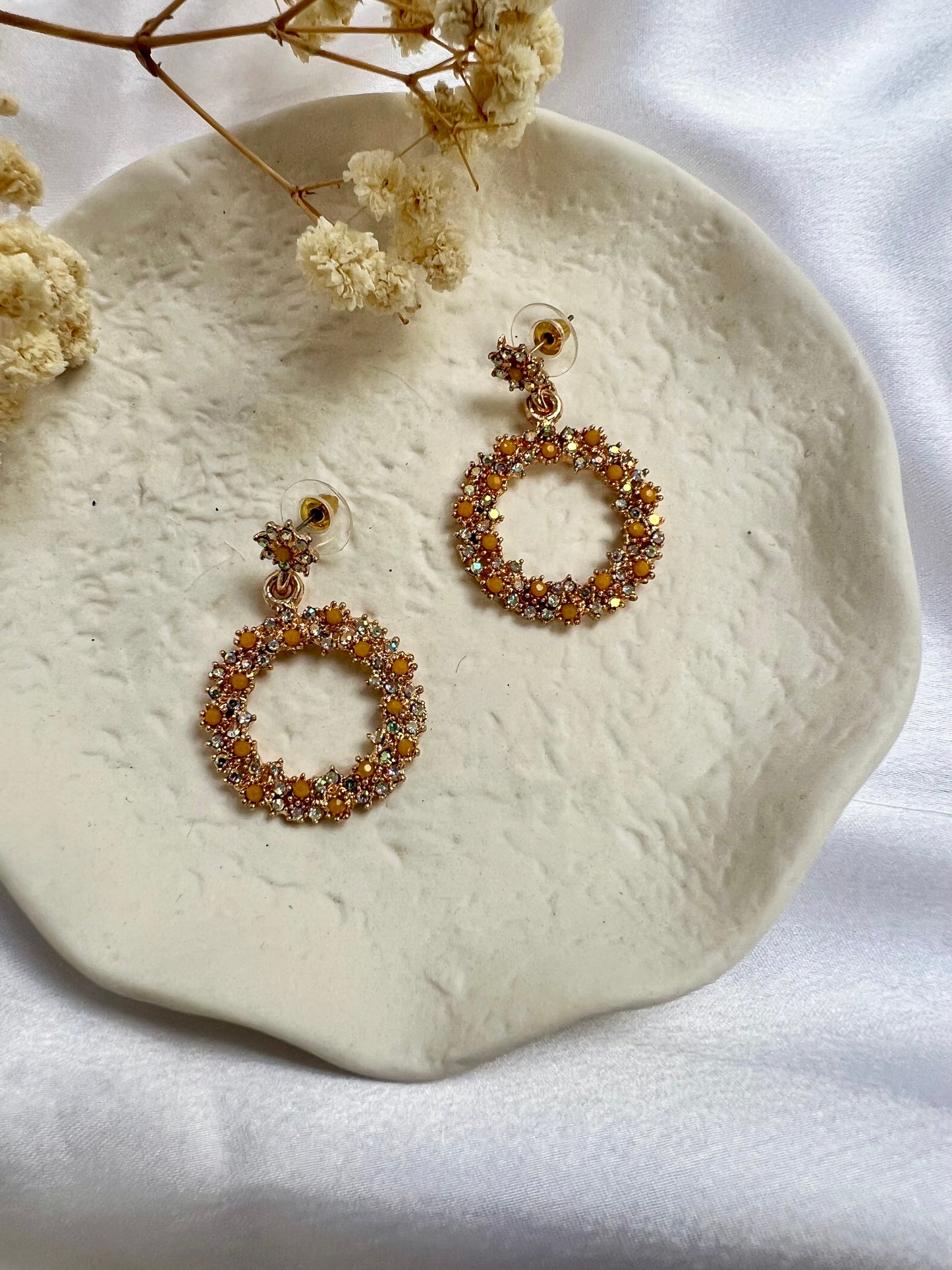 Short round mustard/yellow coloured stoned earrings E3085