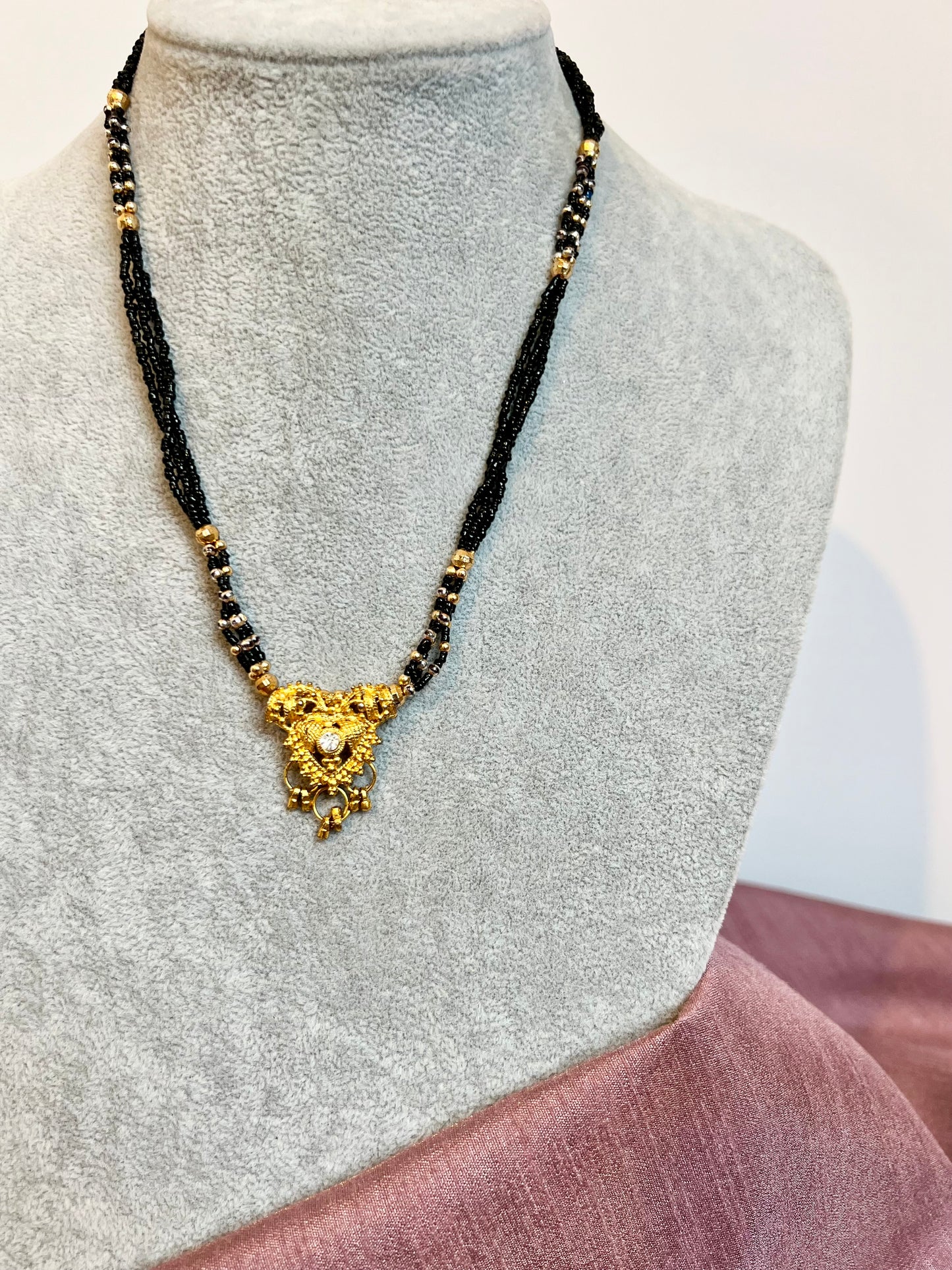HASNA - Short simple black beaded gold necklace N3229