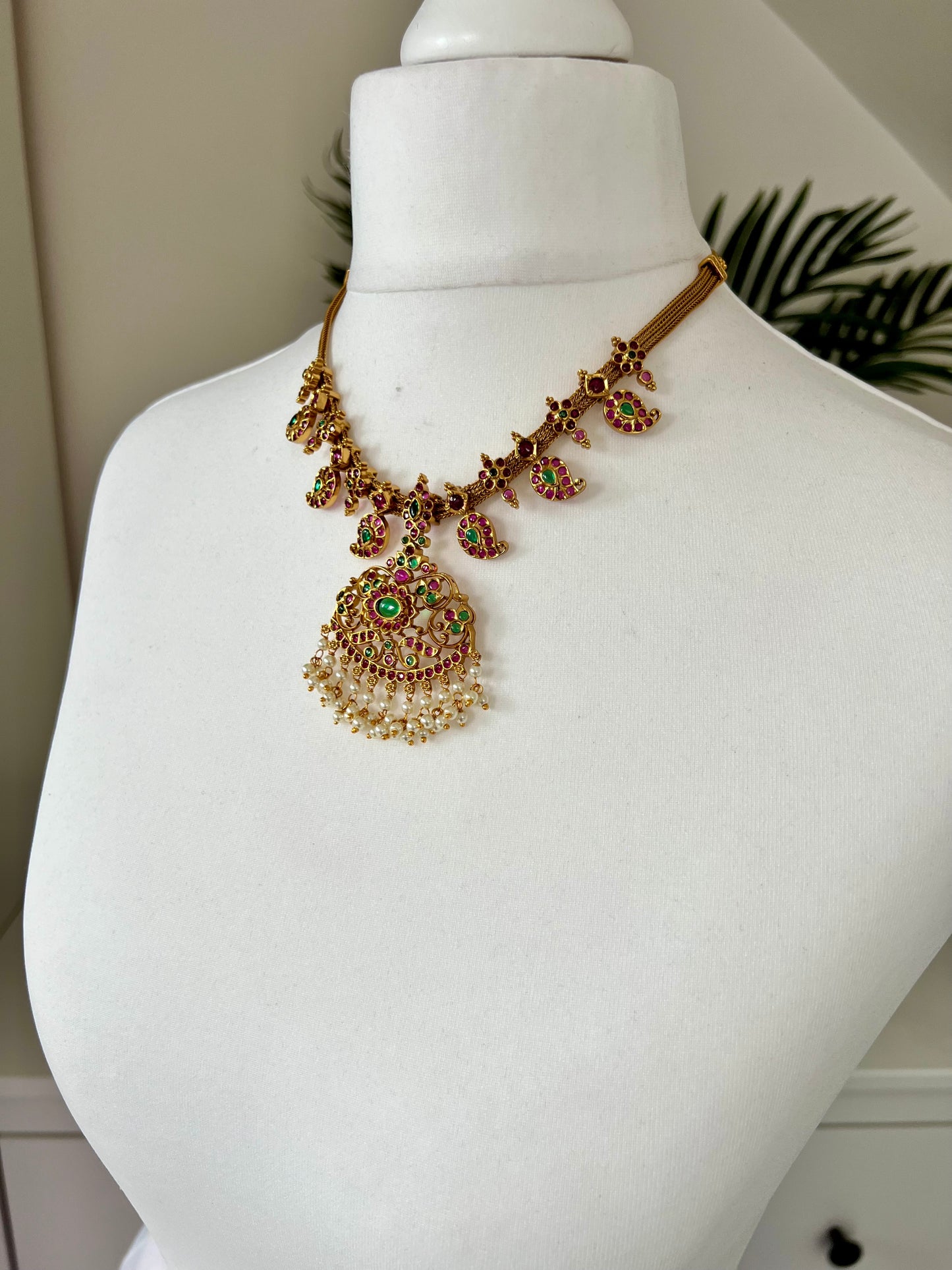 MAHA - Antique kemp stone style short necklace with mango motifs in rubygreen with matching earrings N3051